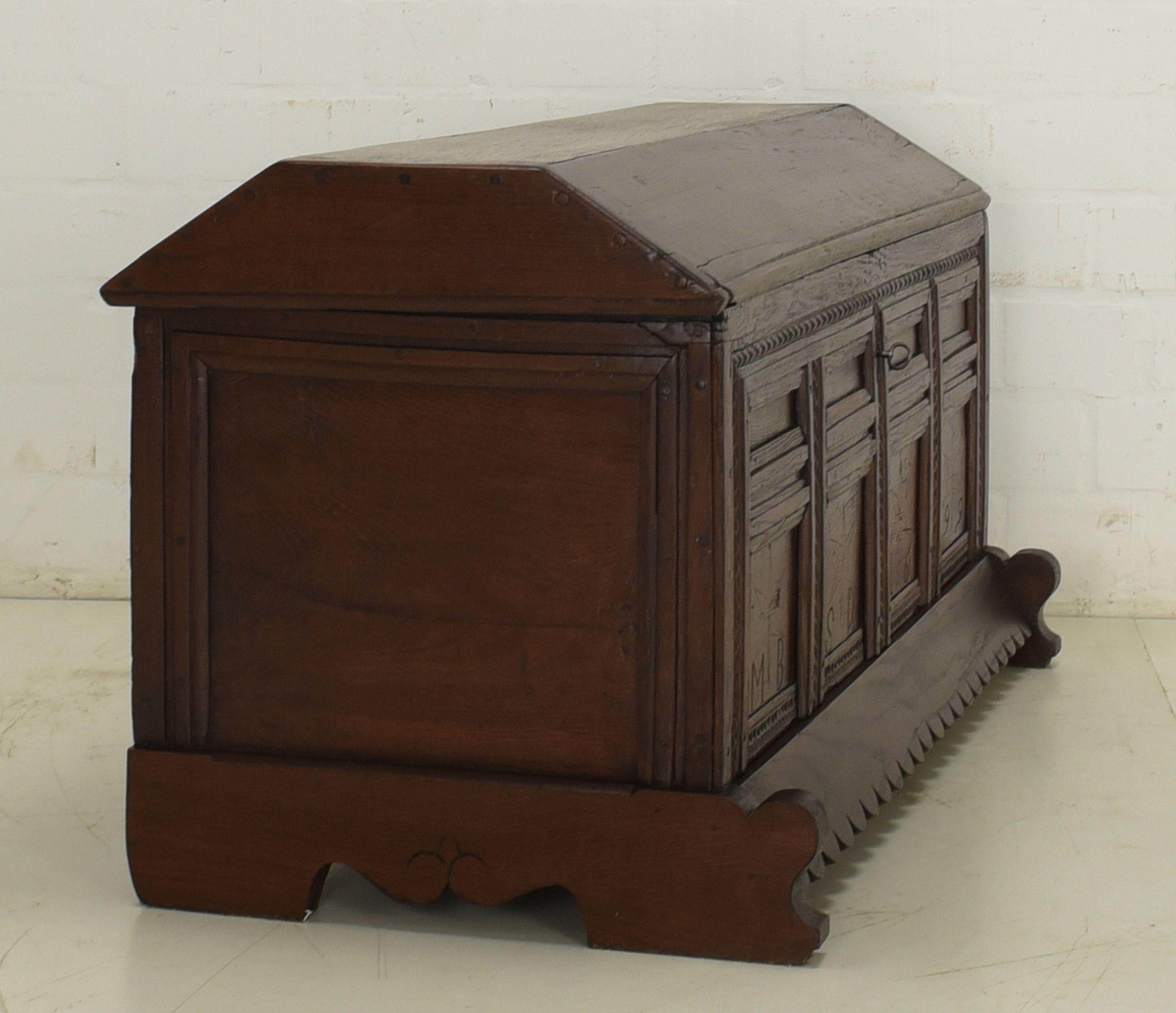 Baroque Coffin Lid Chest in Solid Oak, 1700 6