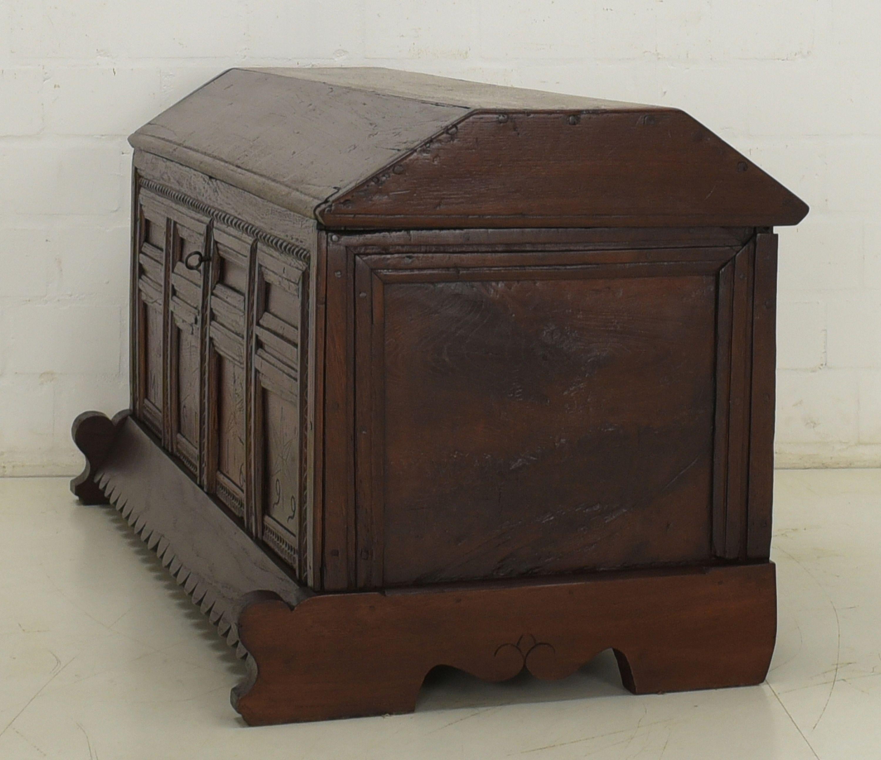 Baroque Coffin Lid Chest in Solid Oak, 1700 7