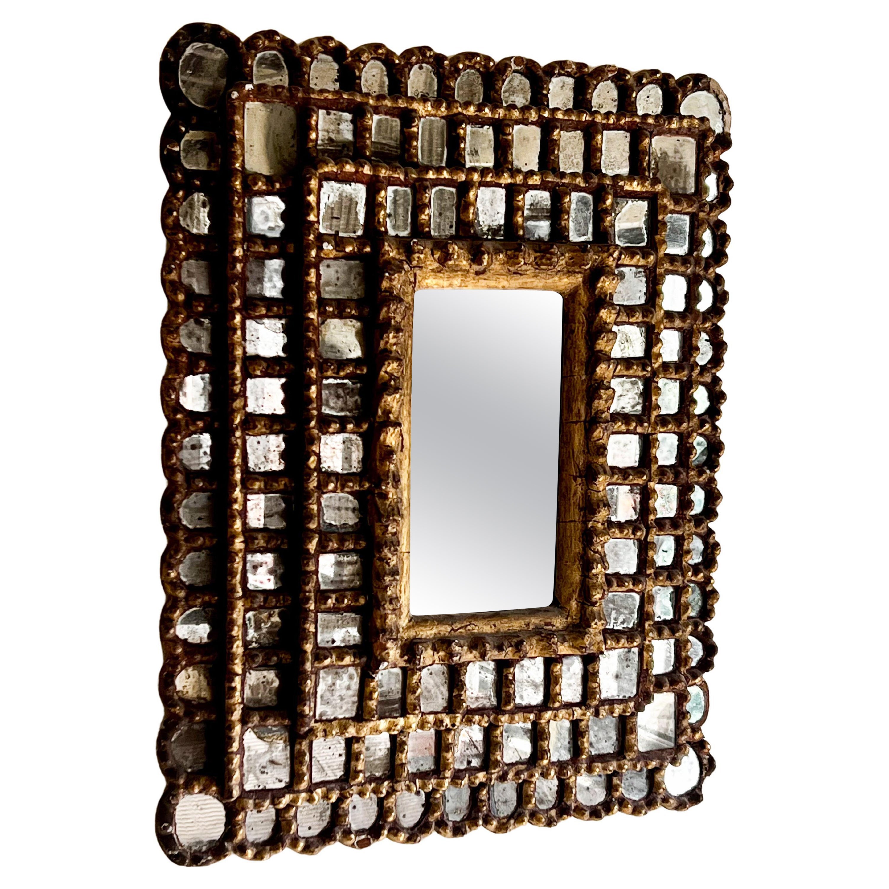 Disponible aujourd'hui, ce miroir baroque colonial rectangulaire en bois dur et feuille d'or fabriqué au Pérou dans les années 20 n'est rien moins que spectaculaire !
Ce miroir est réalisé en bois dur travaillé, en plâtre, en terre cuite bull et en