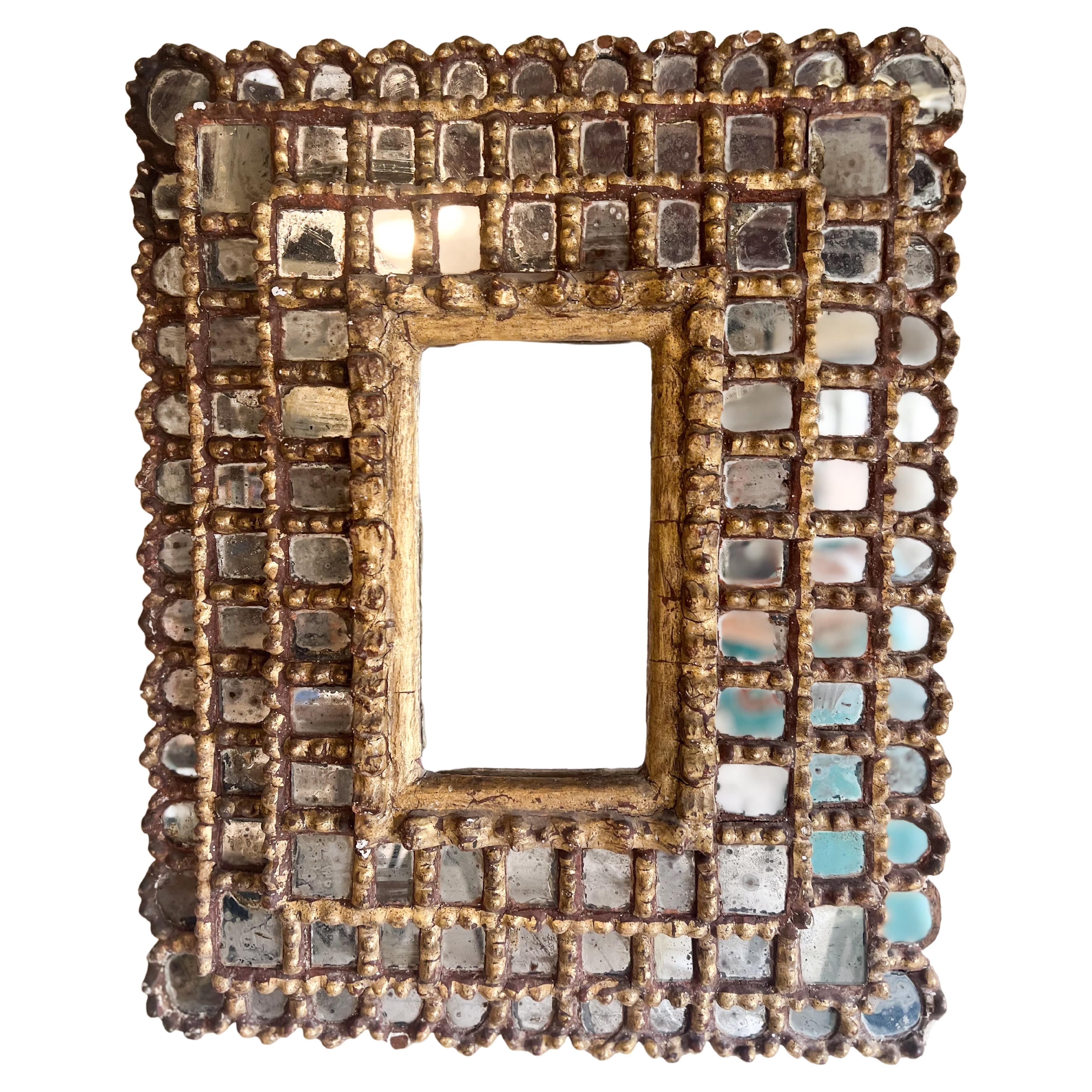 Sculpté à la main Grand miroir colonial baroque rectangulaire Sunburst en bois dur et feuille d'or, 1925 en vente