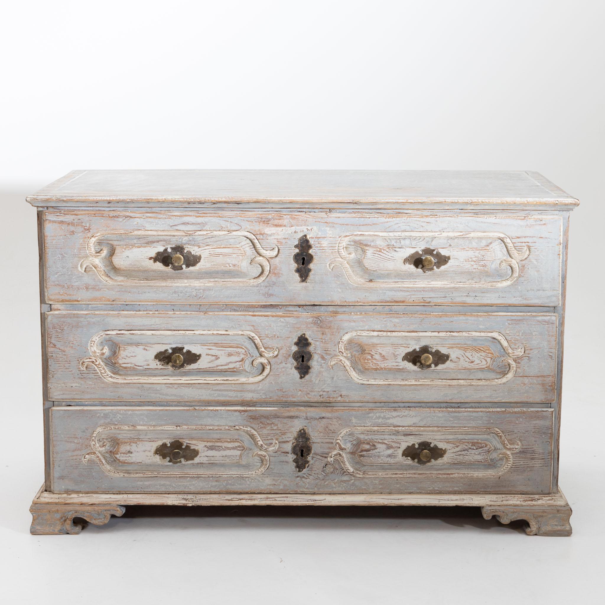 Baroque chest of drawers with three drawers and a rectilinear corpus.