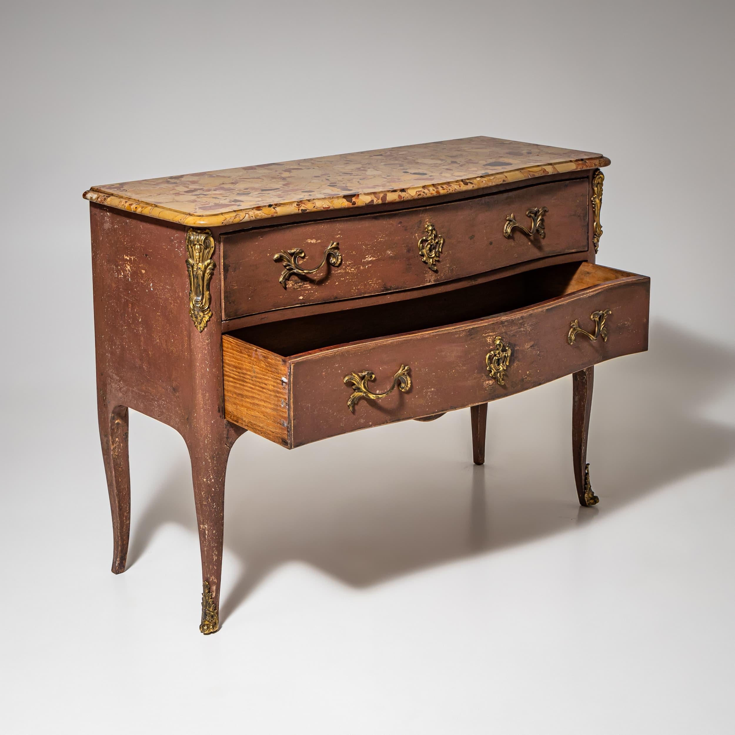 Elegante commode barocca francese con fronte a serpentina e accessori in bronzo dorato riccamente dettagliati. La struttura a due cassetti poggia su gambe delicatamente ricurve. Un piano in marmo colorato ne esalta l'aspetto raffinato.