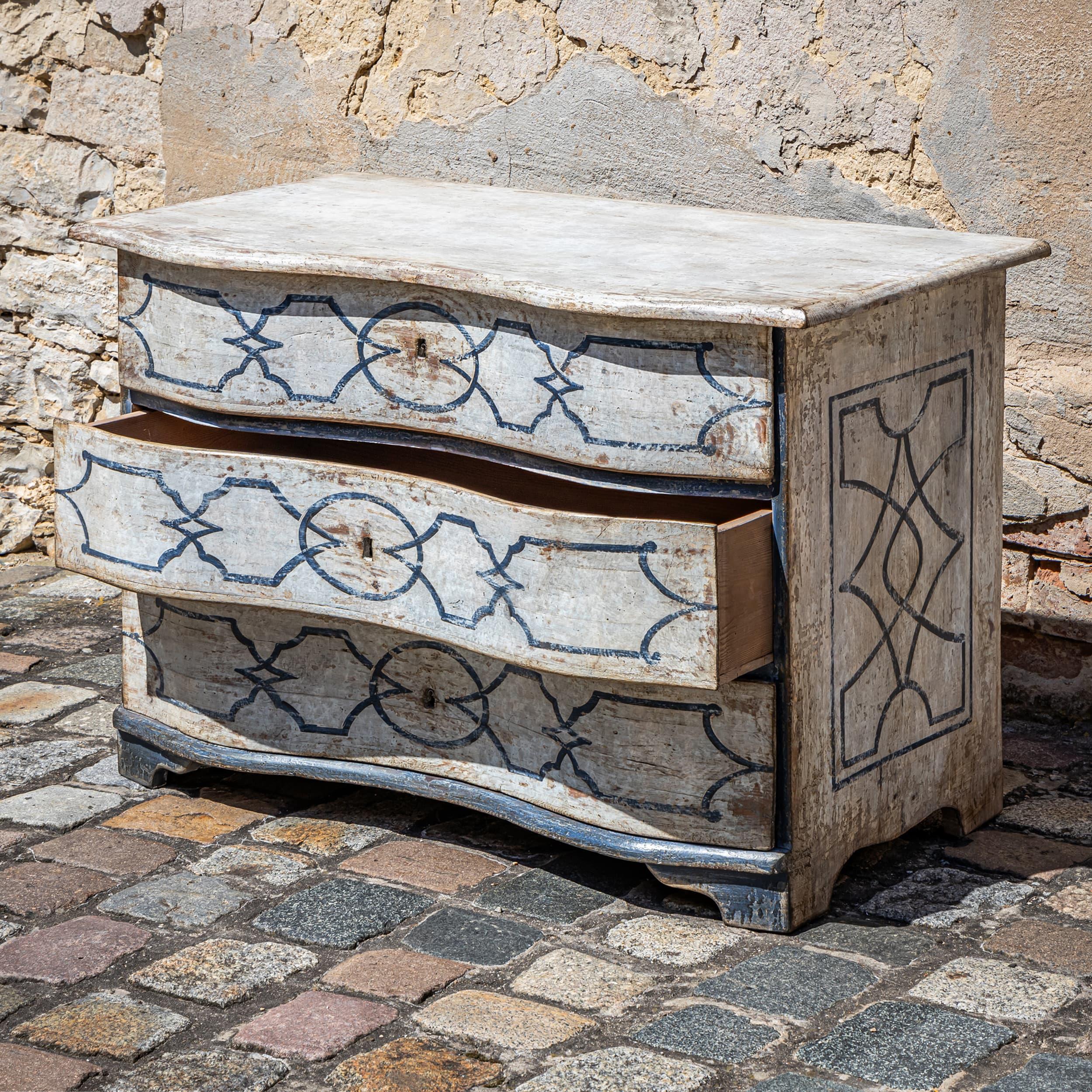 Baroque Commode in Provincial Style, 18th Century In Good Condition For Sale In Greding, DE