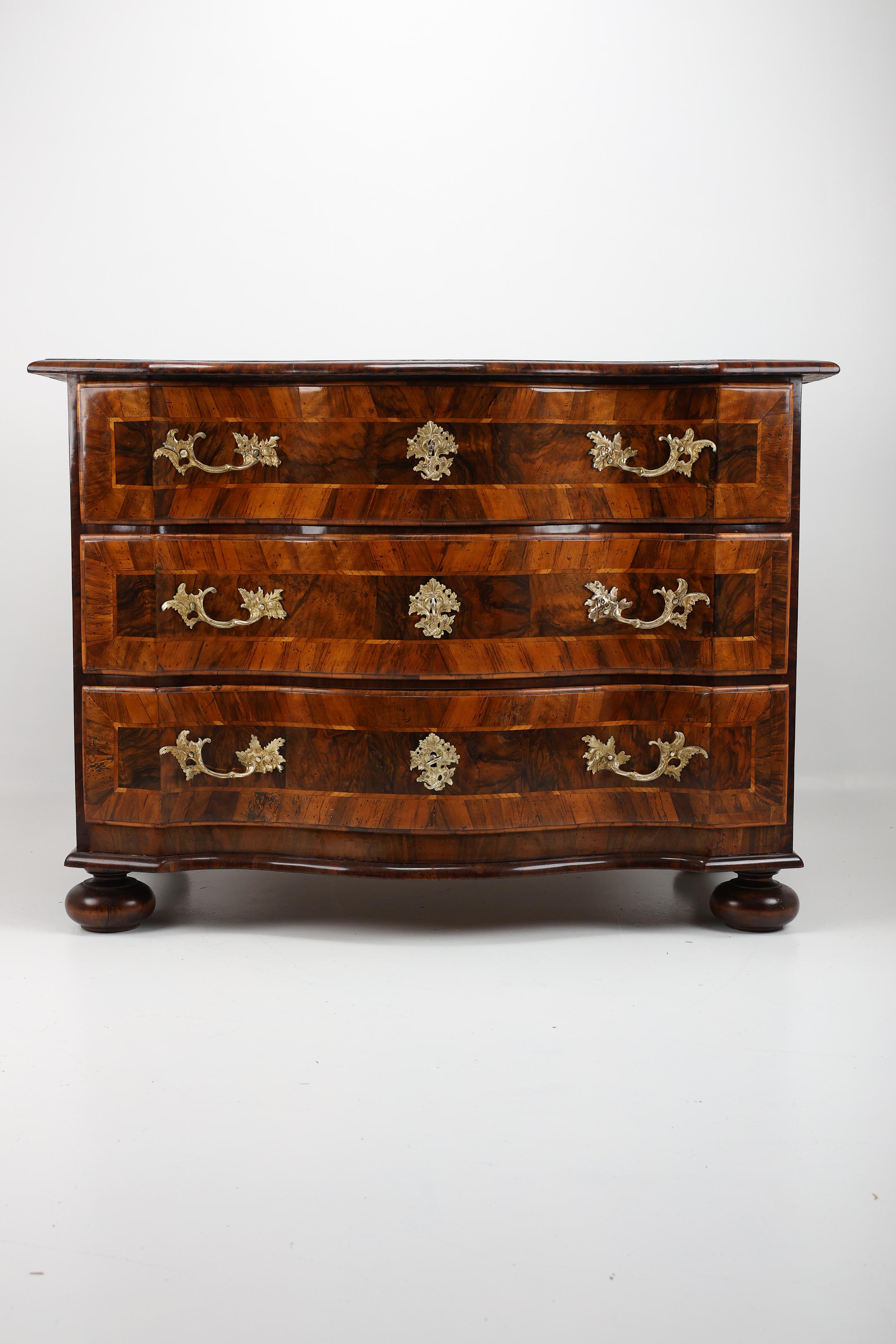 Commodo barocco in noce con intarsi del 1750 circa

Questa antica commode colpisce per la sua forma elegante tipica della metà del XVIII secolo. Un pezzo originale in ottime condizioni, che misura 118 cm di larghezza, 82 cm di altezza e 68 cm di