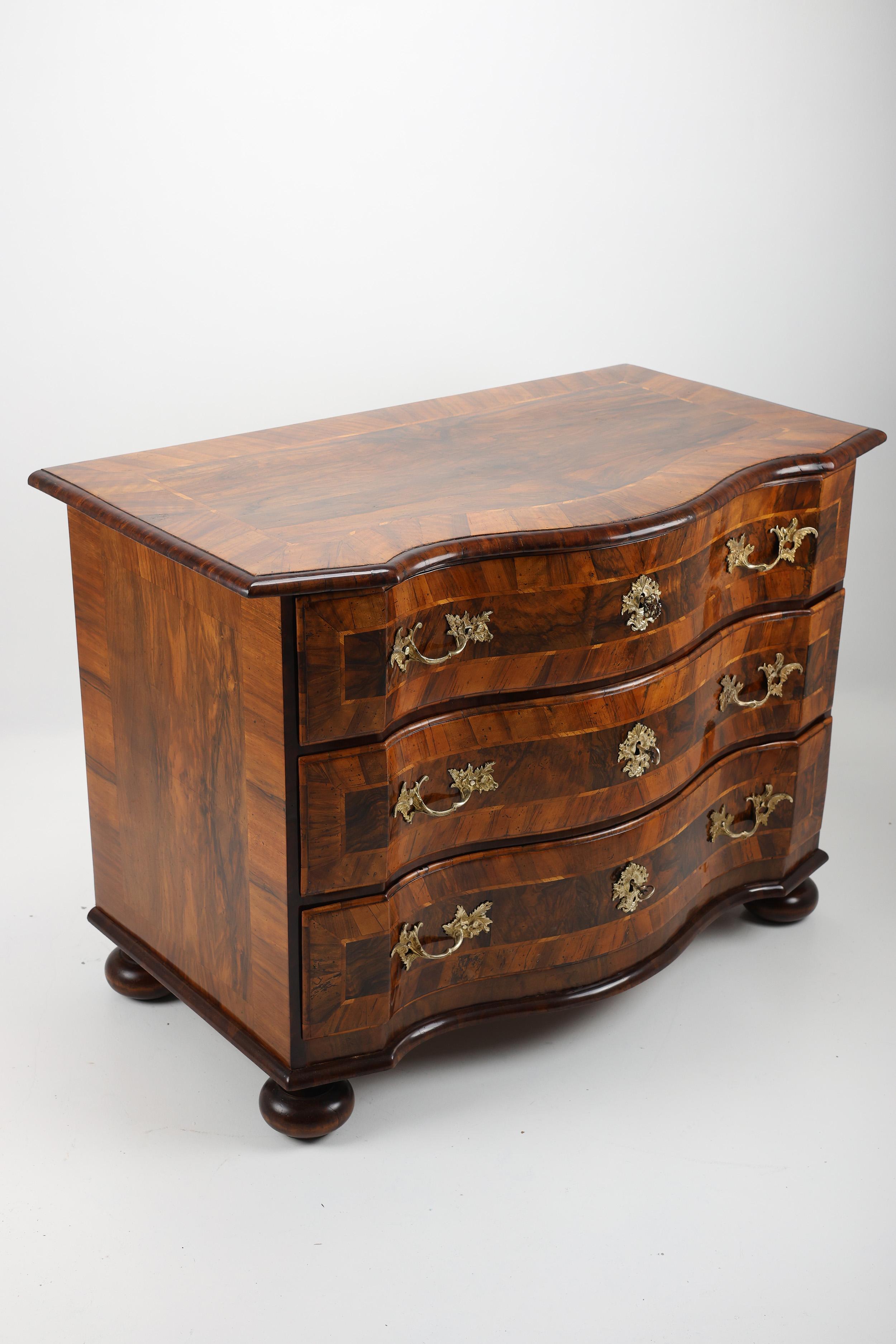 Barocco Commodo barocco in noce con intarsi del 1750 circa in vendita