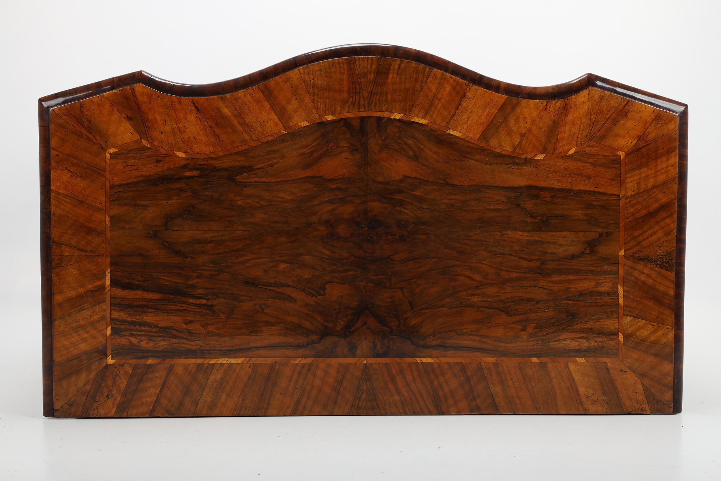 Tedesco Commodo barocco in noce con intarsi del 1750 circa in vendita