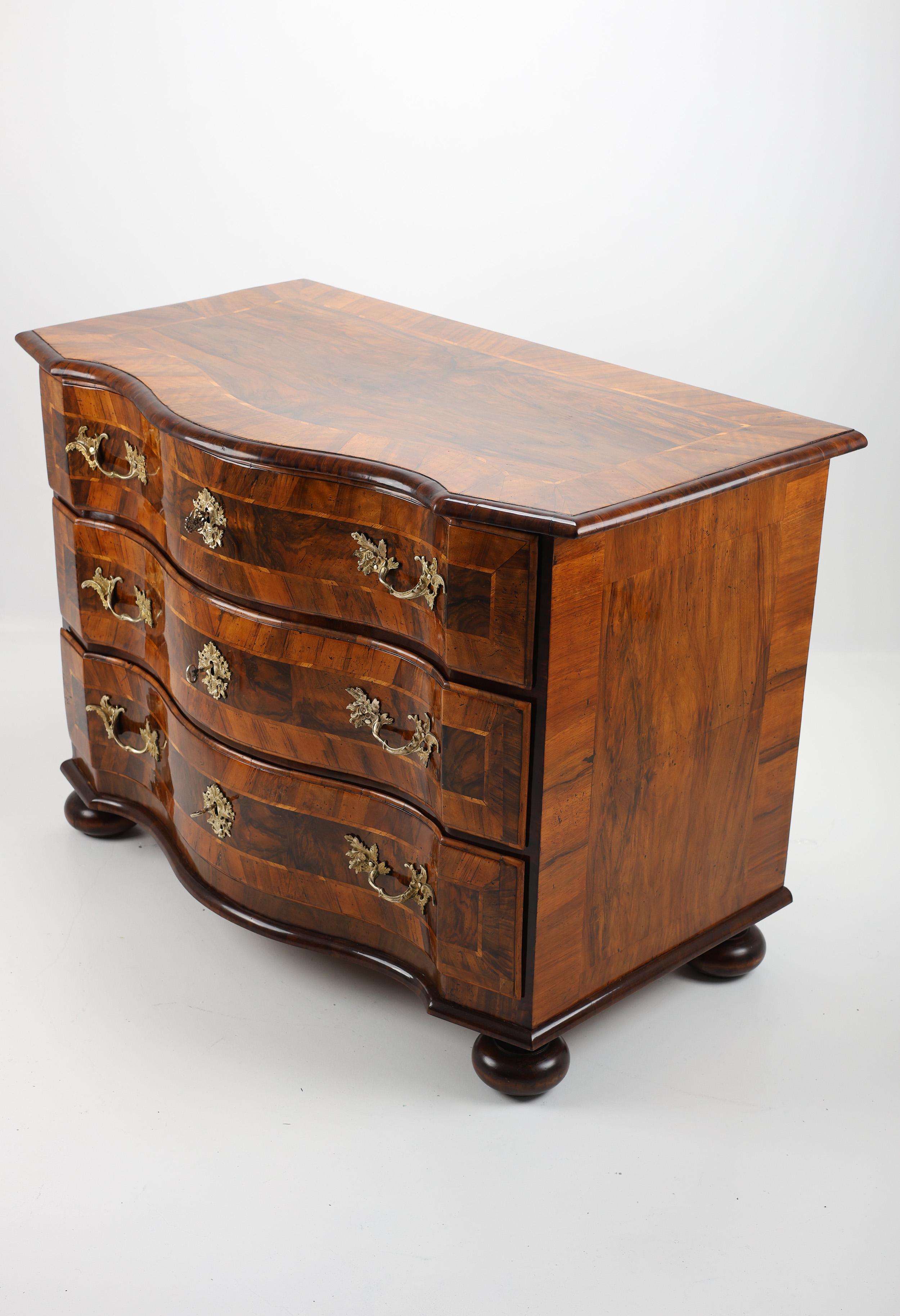 Metà XVIII secolo Commodo barocco in noce con intarsi del 1750 circa in vendita