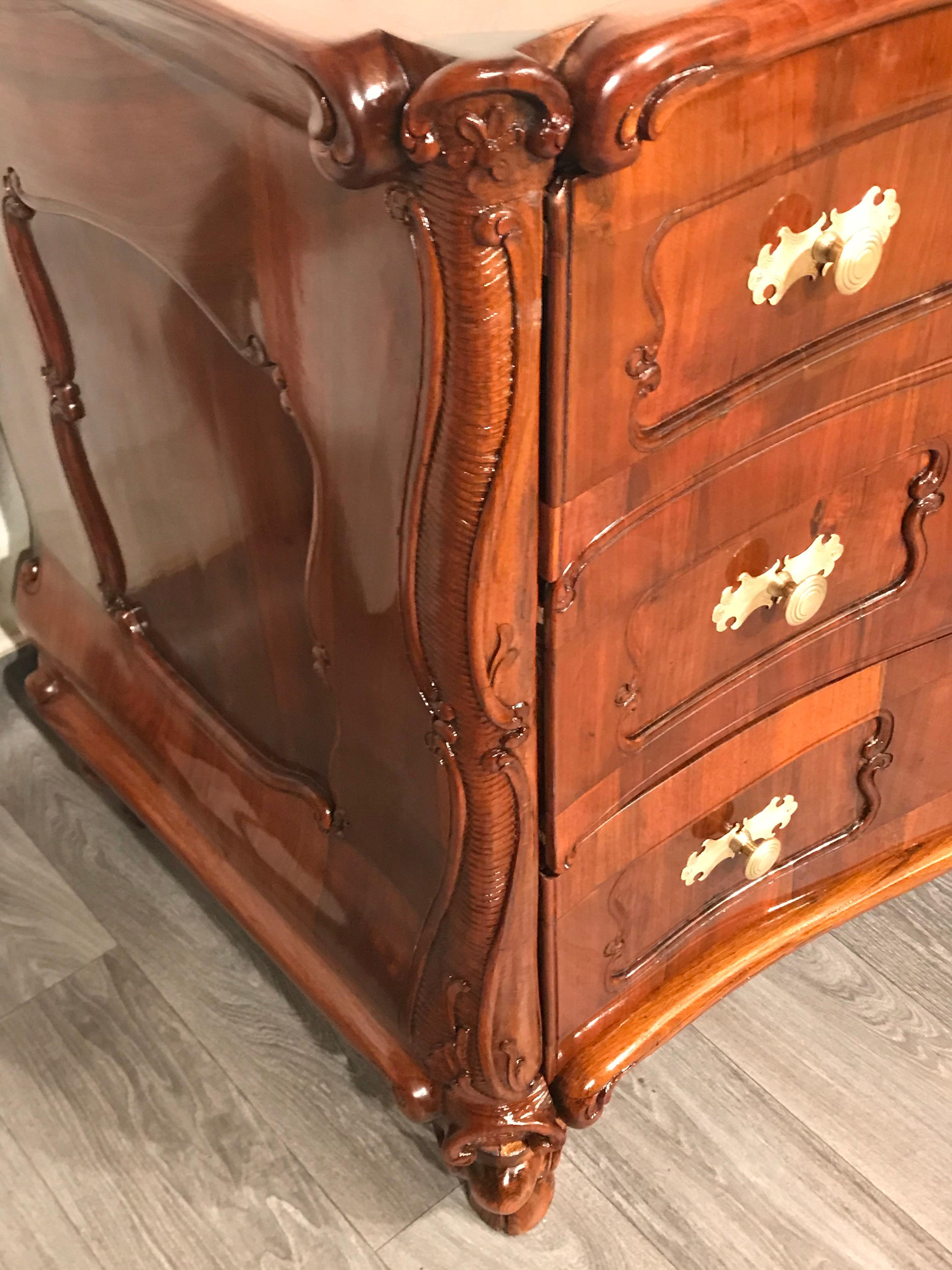 Cómoda barroca, Suiza Siglo XVIII, Nogal en venta 4