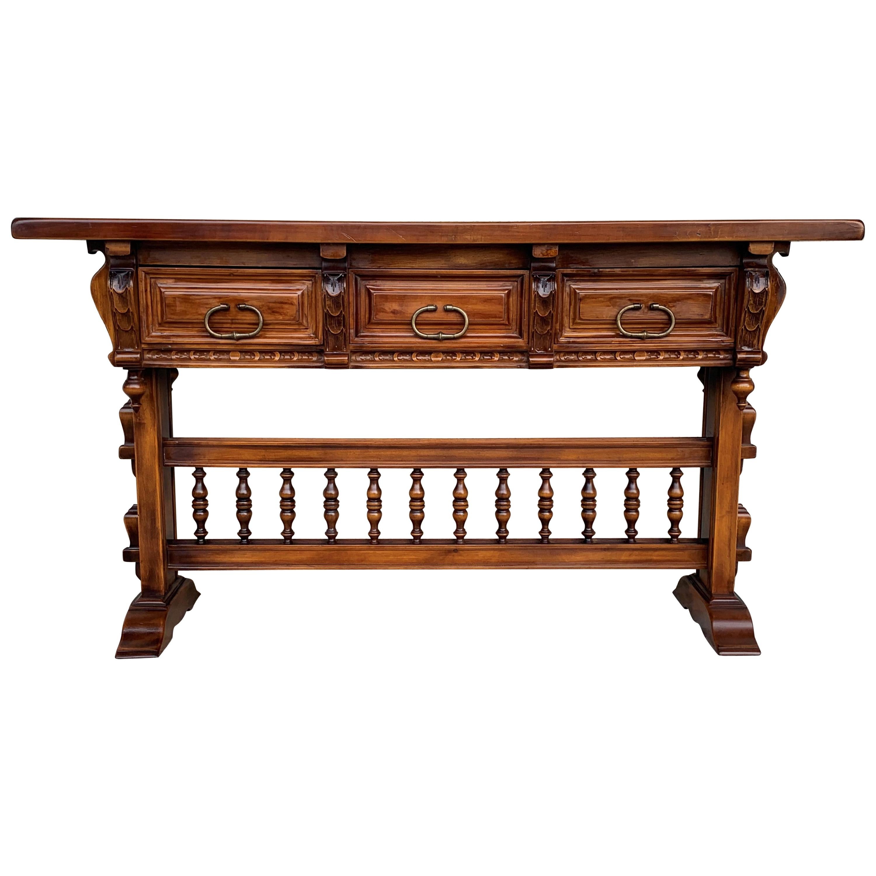 Table console baroque en noyer avec trois tiroirs sculptés et traverse extensible