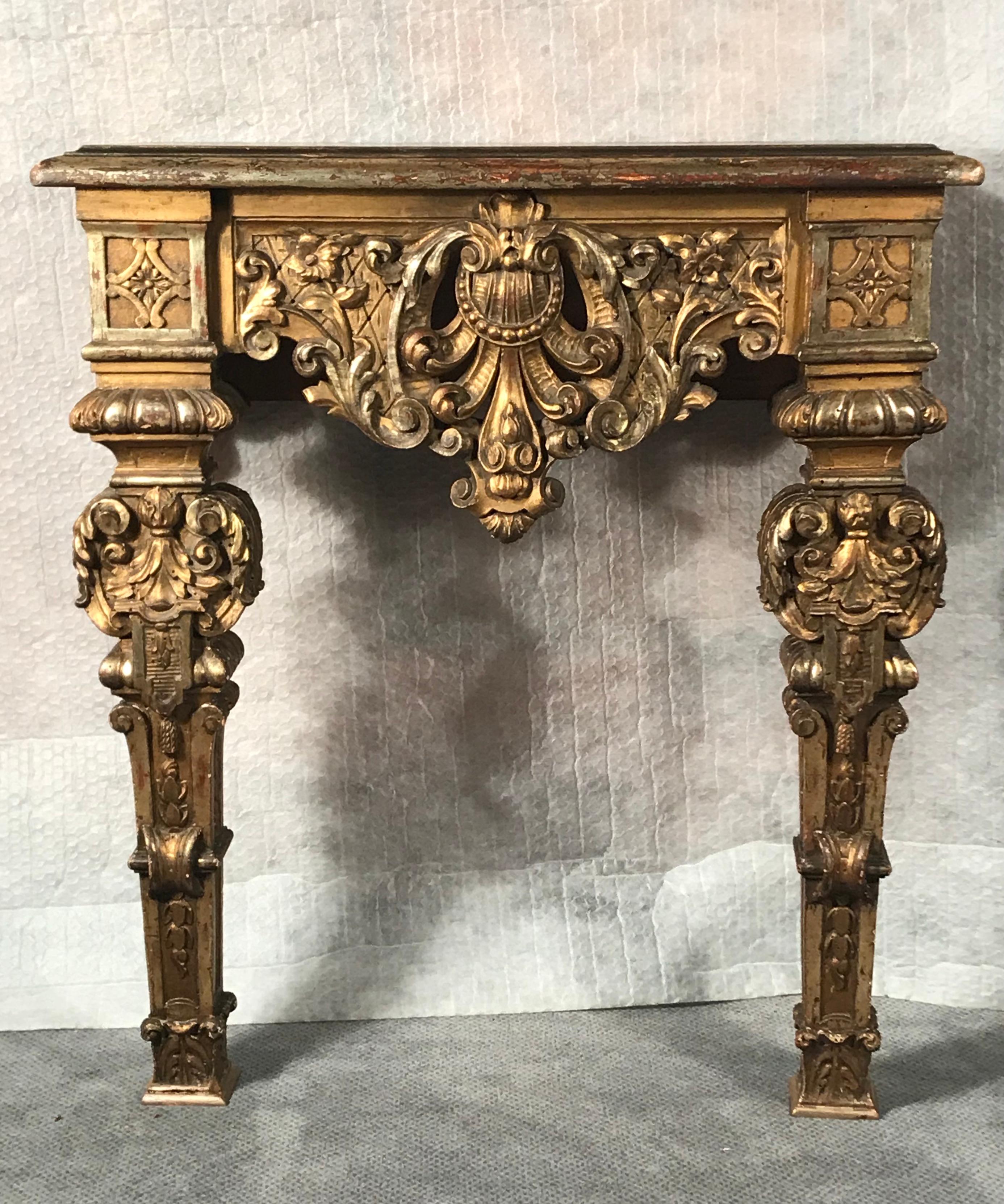 Cette console baroque originale du XVIIIe siècle se distingue par ses détails en bois doré finement sculptés. C'est le parfait petit accroche-regard pour une entrée plus petite. Si vous recherchez un mélange éclectique d'ancien et de nouveau, vous