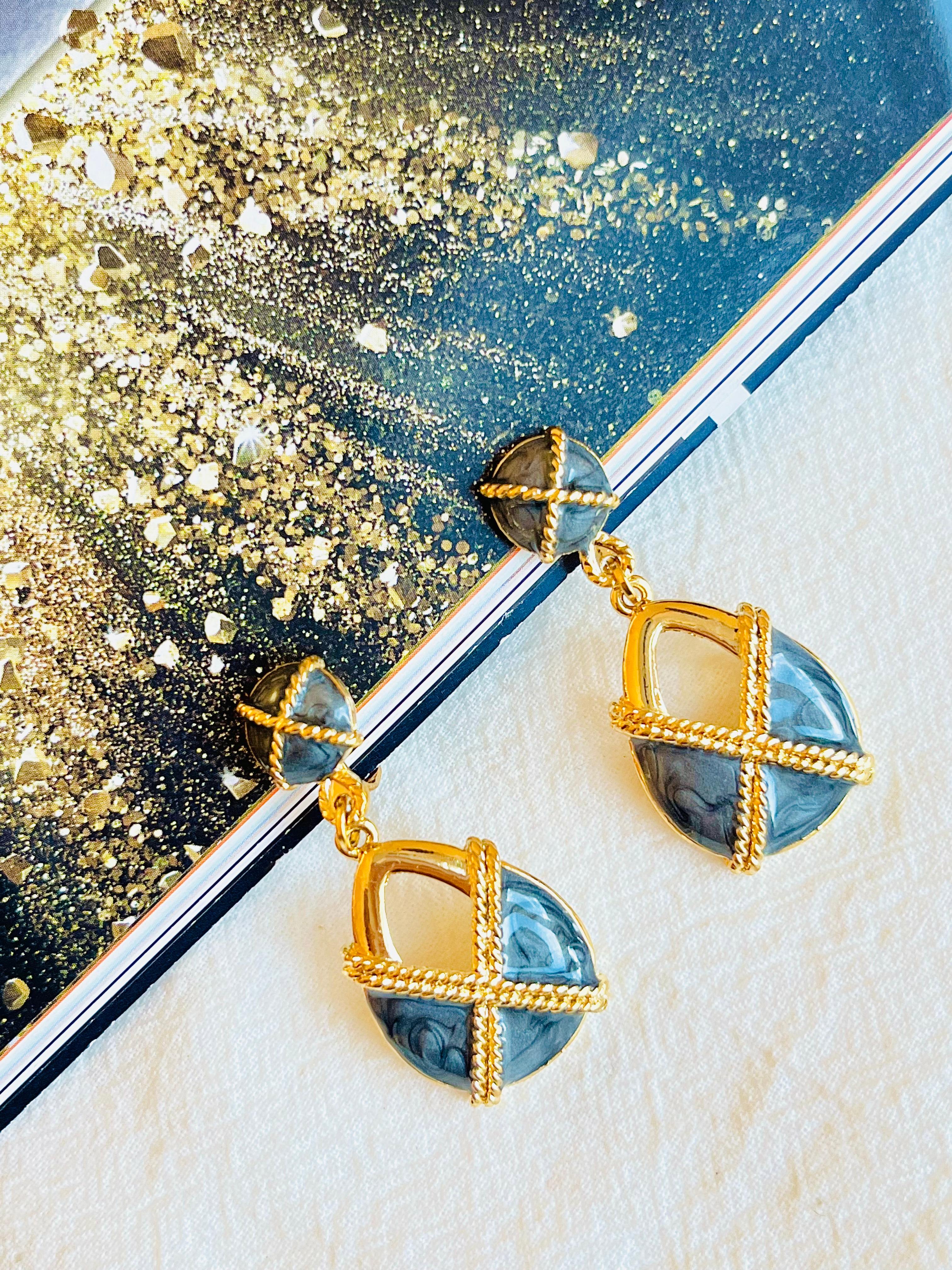 Il costo è molto elevato. 100% fatto a mano. Ottimo regalo per la signora. Artigianato di pregio.

Materiale: Lega, Smalto.

Dimensioni: 4,7*2,2 cm.

_ _ _

Ottimo per essere indossato tutti i giorni. Viene fornito con un sacchetto di velluto e una