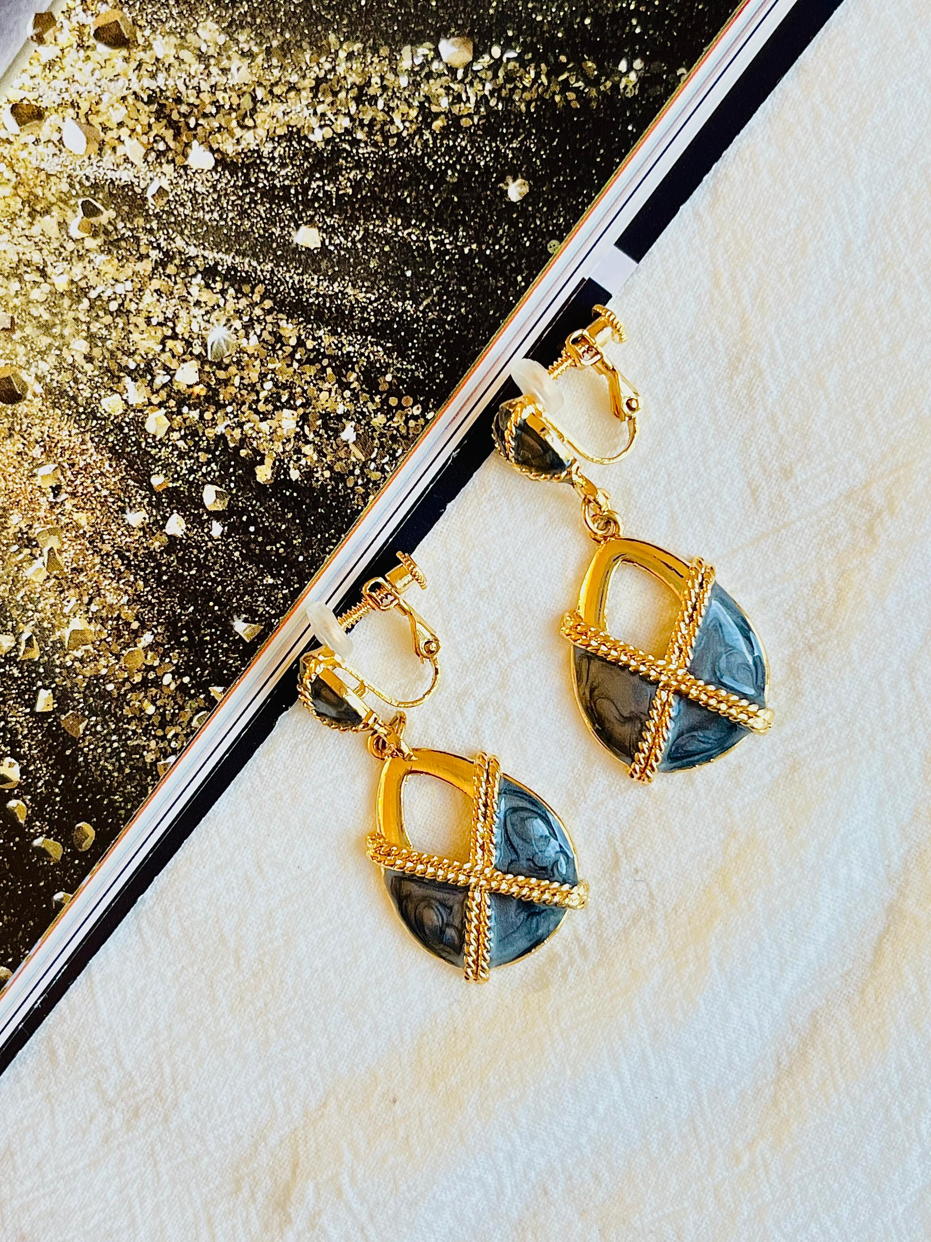 Baroque Cross Ripple Deep Grey Enamel Tear Drop Clip Earrings, Gold Tone, Swarovski Element

The cost is very high. 100% handmade. Excellent gift for lady. Fine handcraft.

Material: Alloy, Enamel.

Size: 4.7*2.2 cm.

_ _ _

Great for everyday wear.
