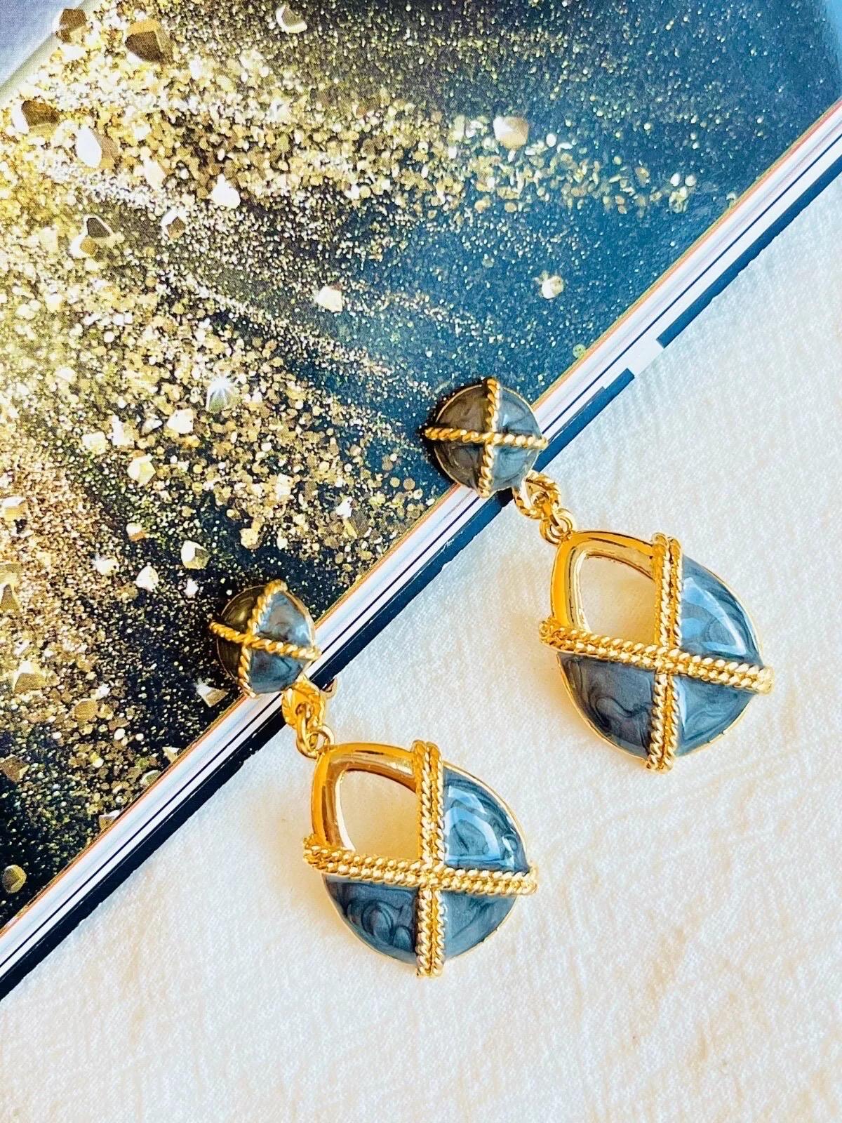 Art Deco Baroque Cross Ripple Deep Grey Enamel Openwork Tear Drop Gold Clip Earrings For Sale