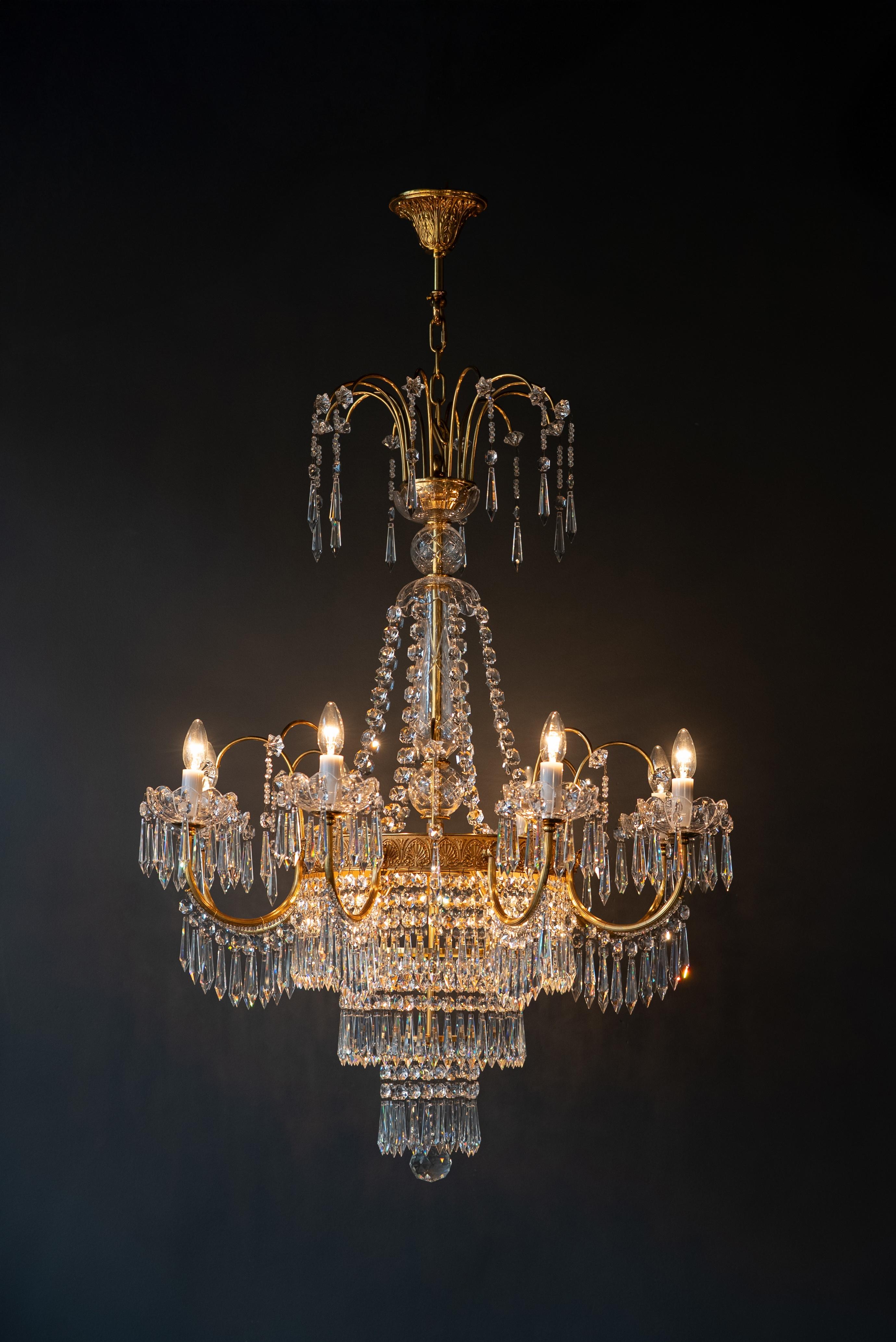 Exklusiver Kristall-Kronleuchter  Handgefertigt in unserem hauseigenen Atelier

Bringen Sie zeitlose Eleganz in Ihren Raum mit diesem exquisiten Kristalllüster, der in unserer eigenen Werkstatt in sorgfältiger Handarbeit hergestellt wird. Jedes