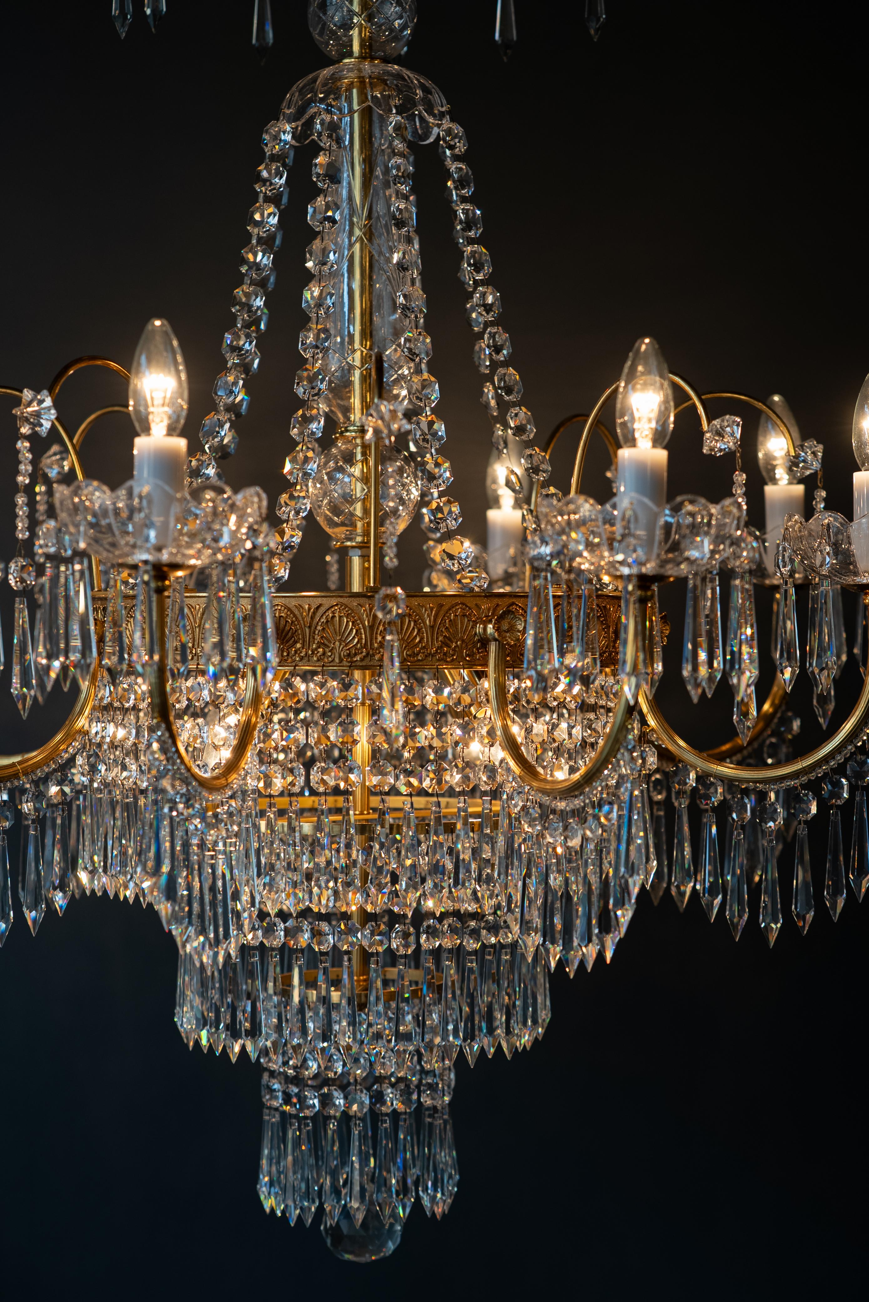Barock-Kristall-Kronleuchter, massives Messing, Grand Classic Pendelleuchte (Handgeknüpft) im Angebot