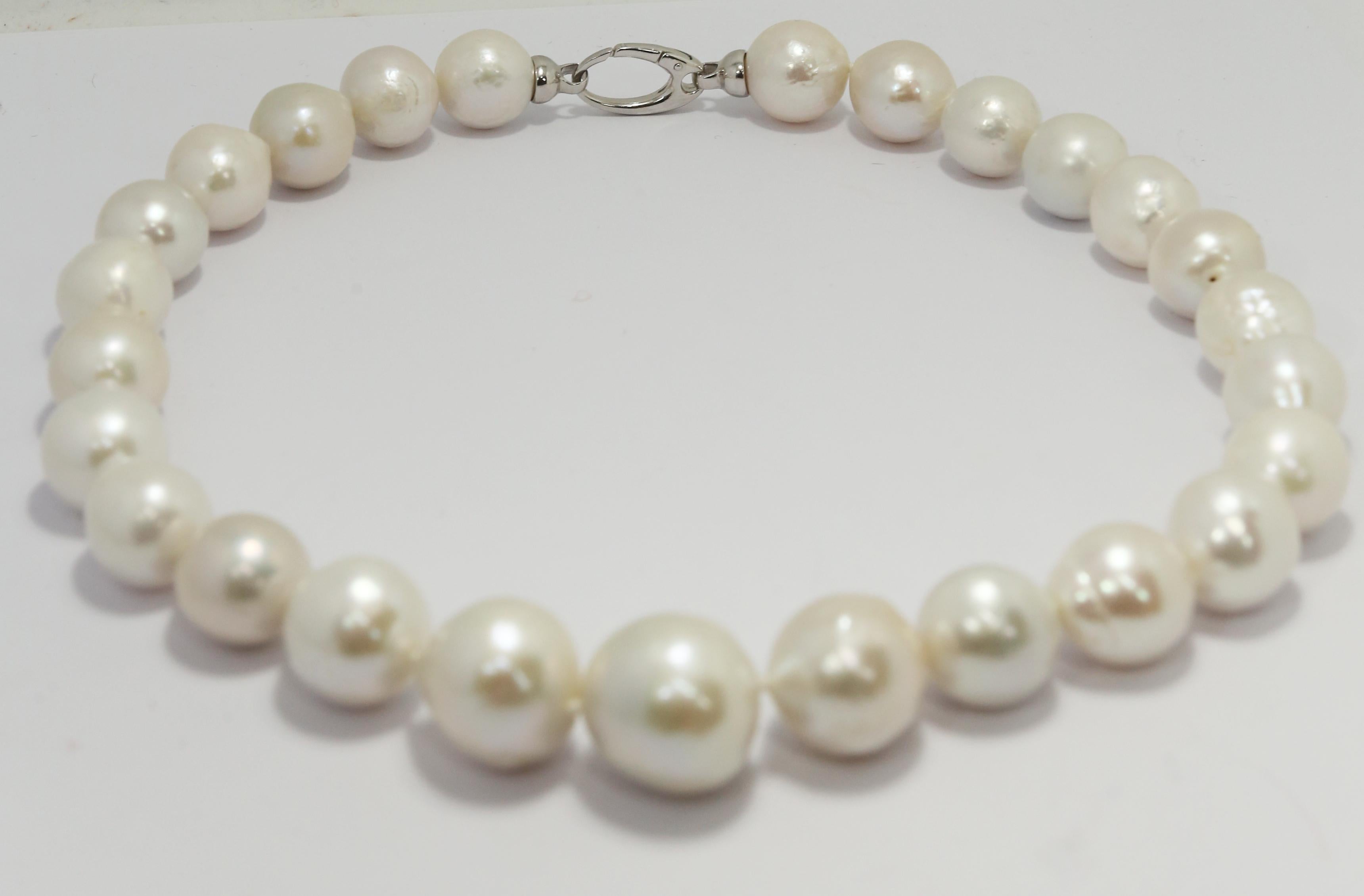 A classic yet contemporary baroque cultivated south sea pearl necklace with a sleek and functional sterling silver navette trigger clasp.
Necklace size 40cm + 3 cm of clasp  ( 15.74 x 1.18 inches )
Baroque pearls 26 of them with sizes from 14 to 17