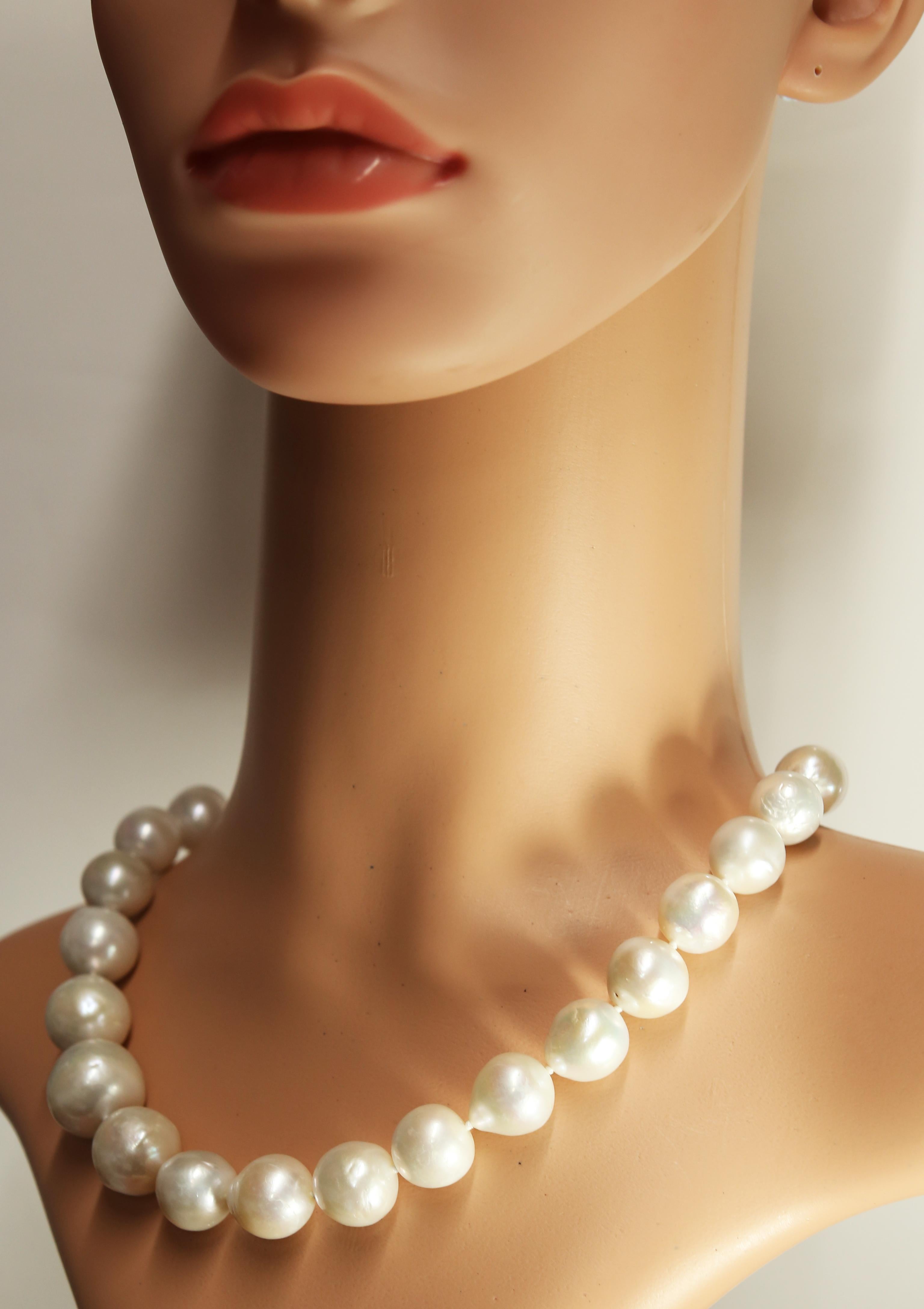 Collier baroque de perles de mer cultivées avec fermoir tripode en argent sterling en vente 2
