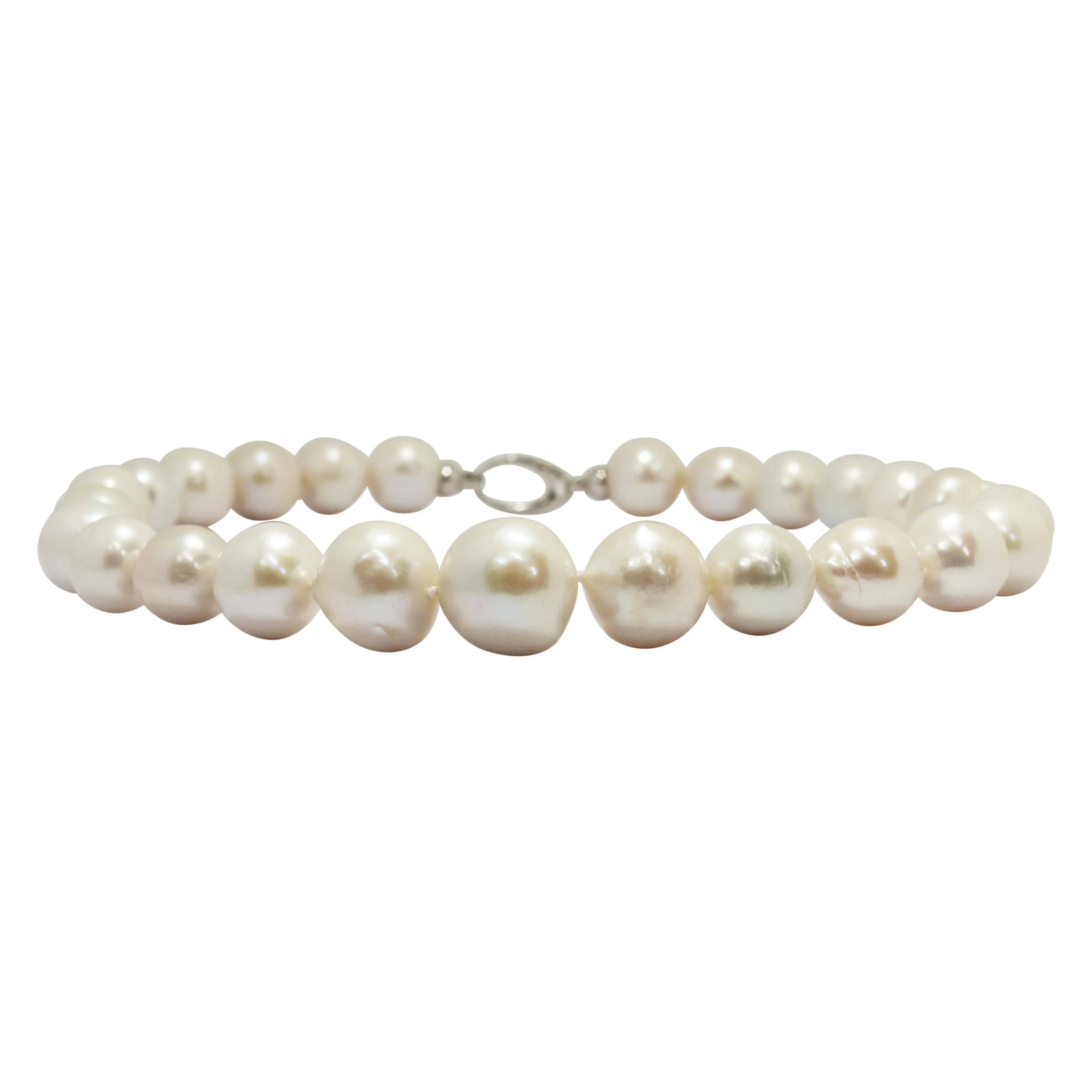Collier baroque de perles de mer cultivées avec fermoir tripode en argent sterling en vente