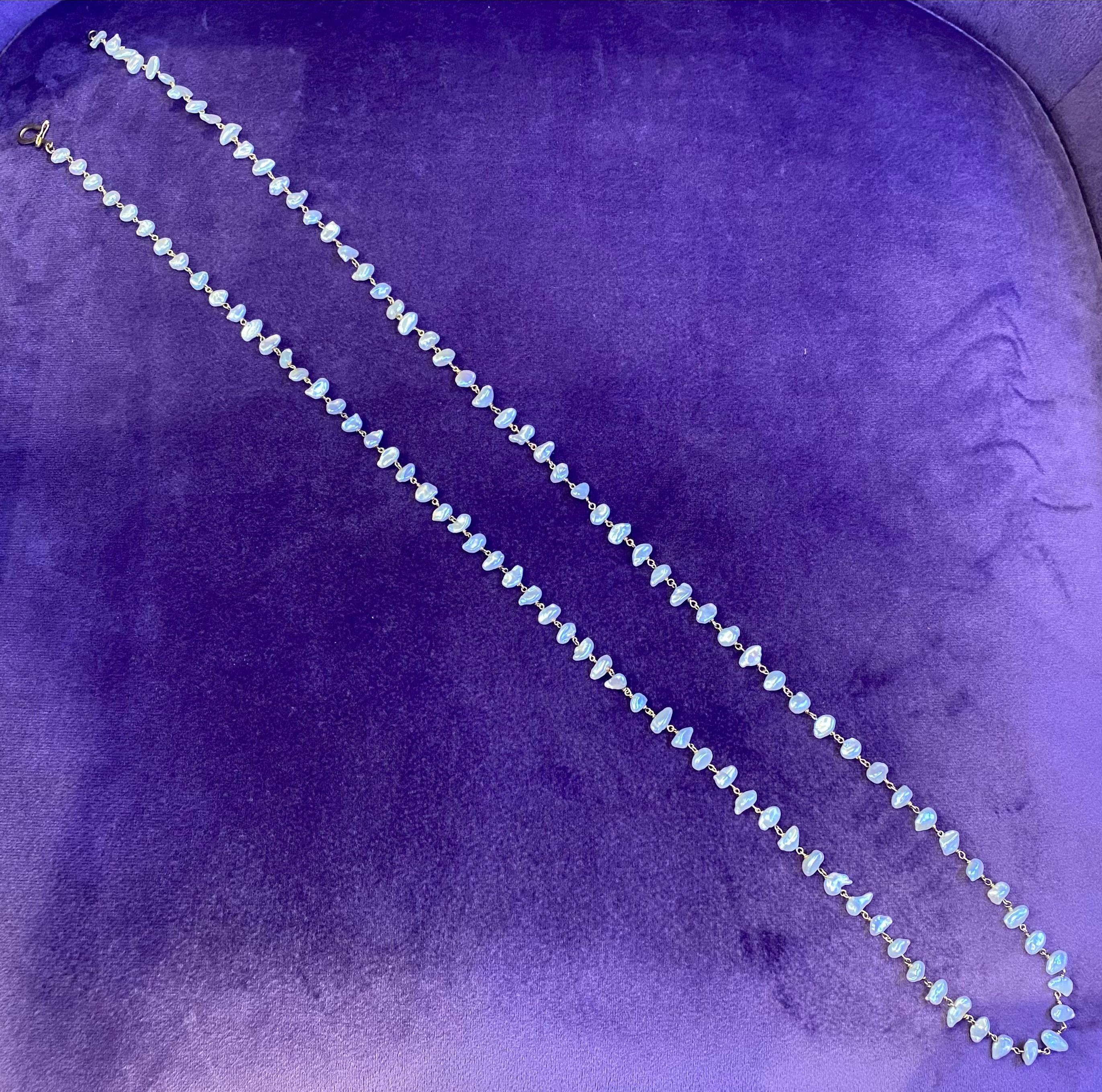 Collana con fili di perle coltivate

Una collana con un filo di perle coltivate barocche attaccate da maglie in oro 14 carati.

Misure: 39 