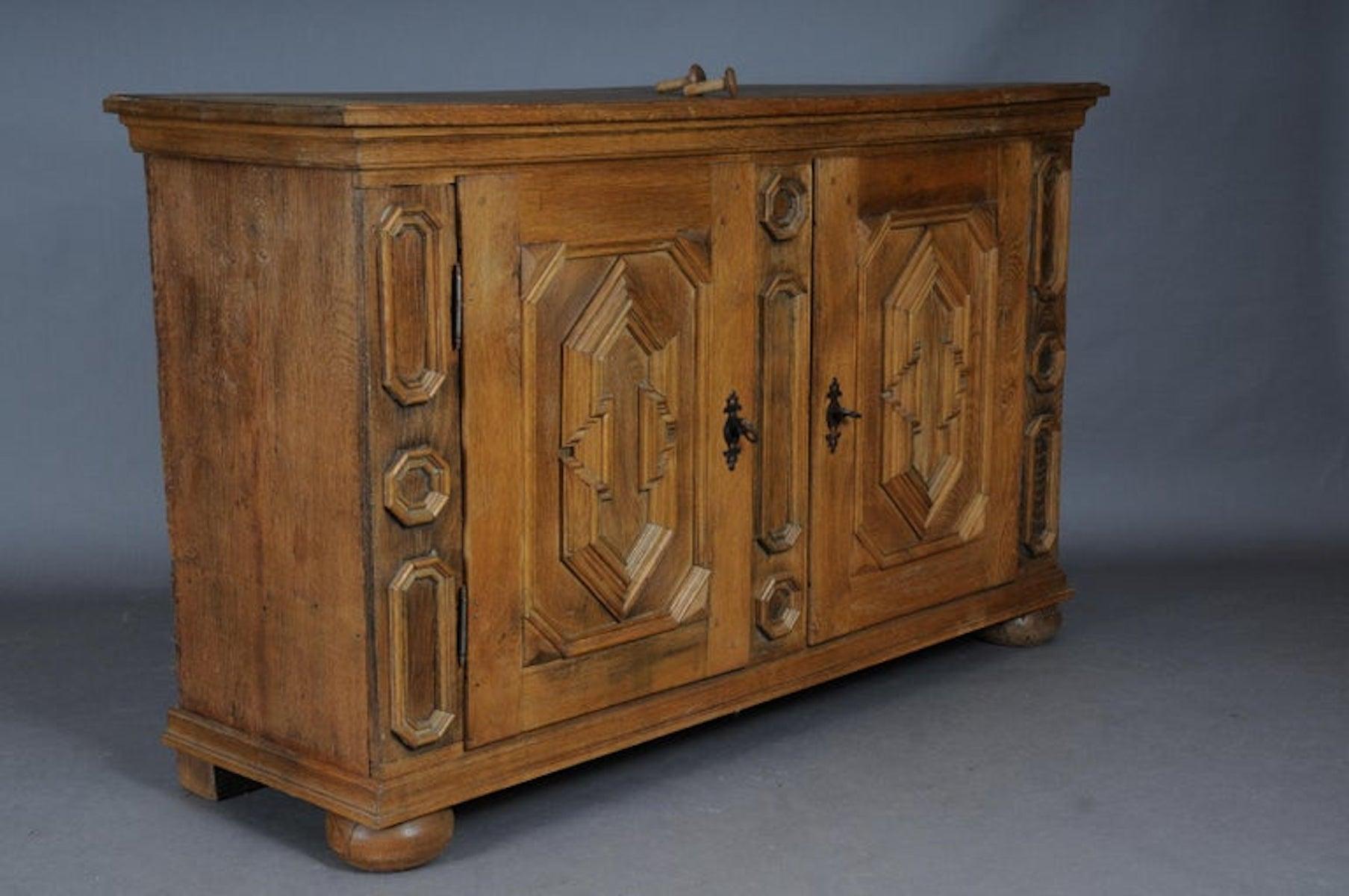 Armario barroco / armario de cocina, roble claro, hacia 1840

Cuerpo de madera maciza. Parte inferior de 2 puertas con fijación ligeramente empotrada para platos, etc.

(O-257).