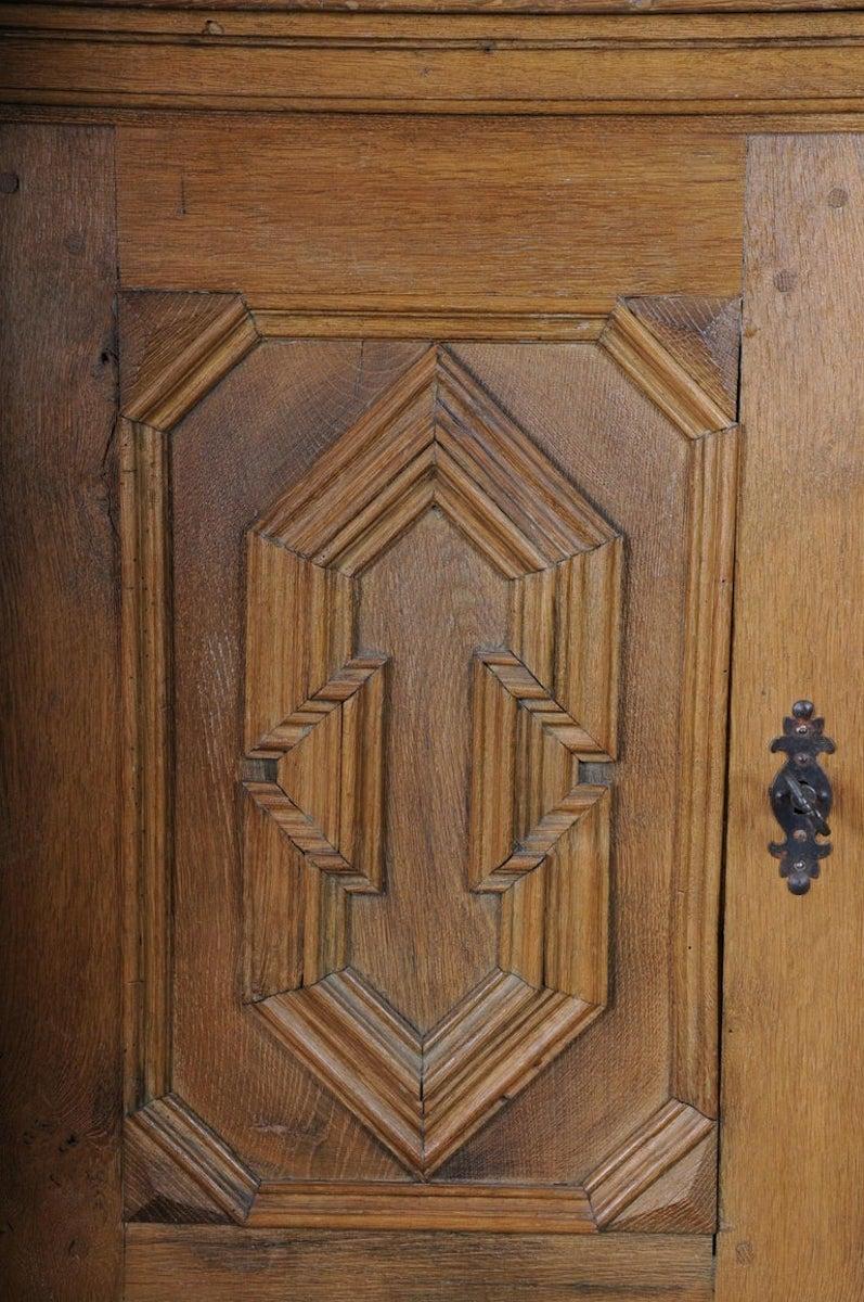 Armario barroco / armario de cocina, roble claro, hacia 1840 en venta 2