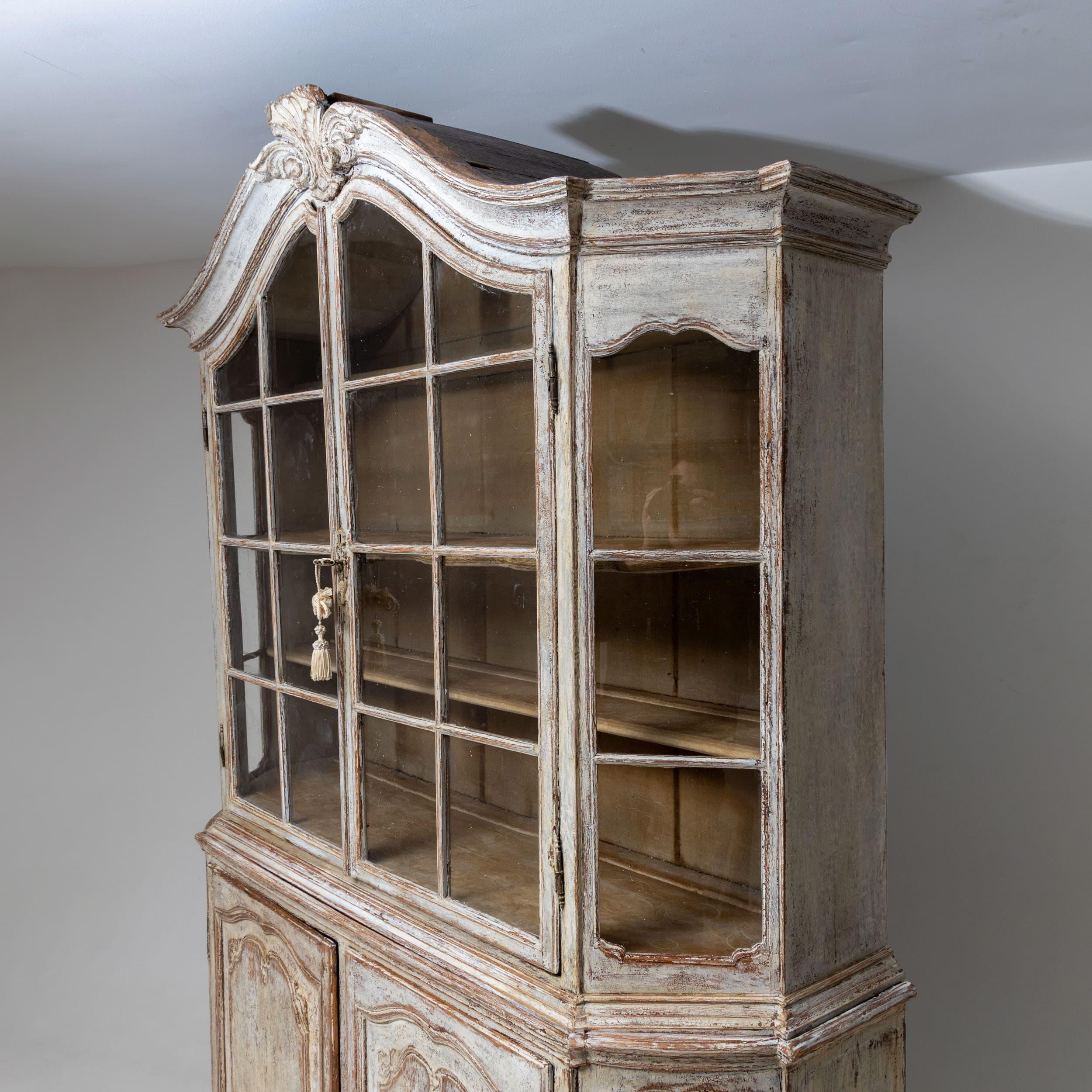 Baroque Display Cabinet, 18th Century In Good Condition In Greding, DE