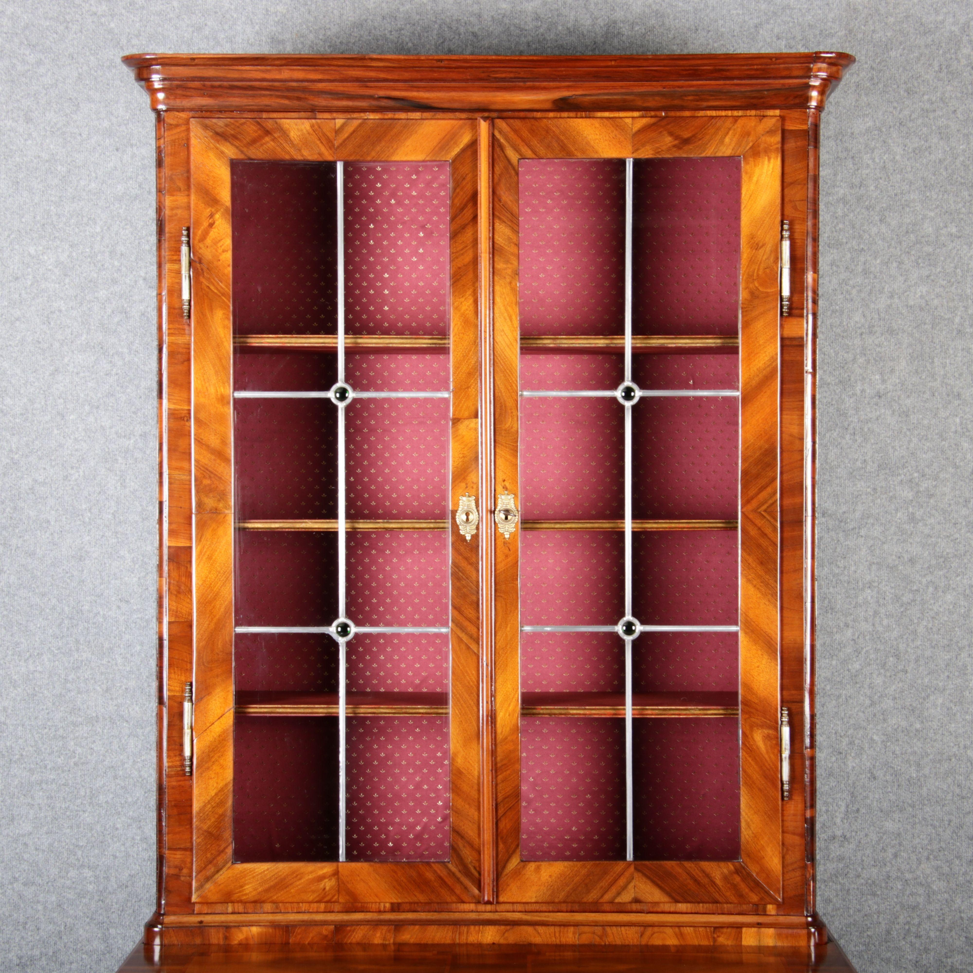 Baroque Display Case Bookcase Walnut, 18th Century (Handgefertigt)