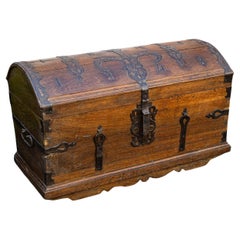Coffre baroque en forme de dôme, daté de 1748