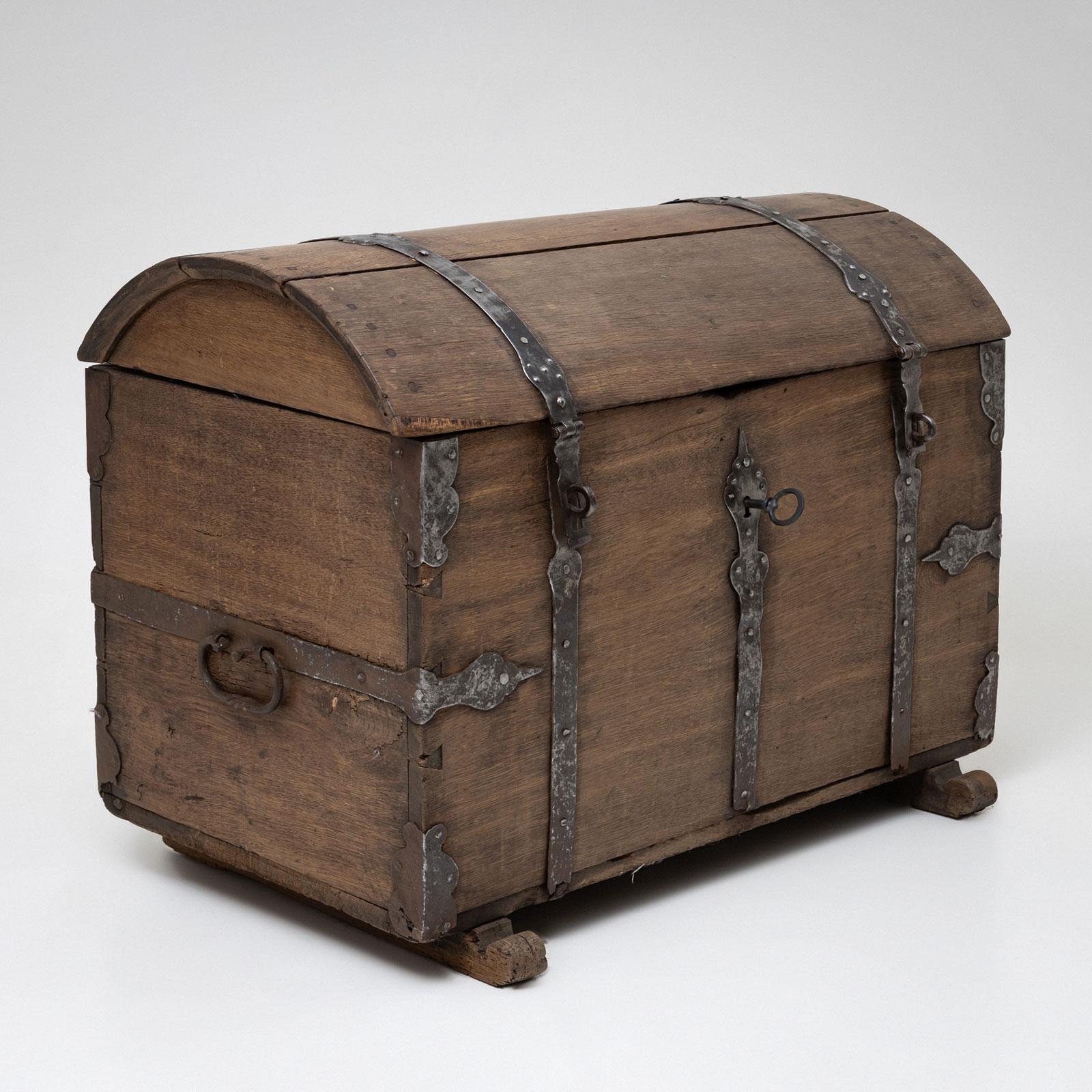Baroque Domed Chest, First Half of the 18th Century In Good Condition For Sale In Greding, DE