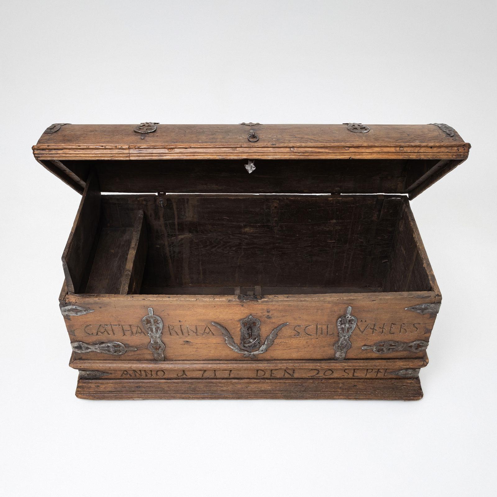 Arqueta barroca abovedada, roble, fechada en 1717 principios del siglo XVIII en venta