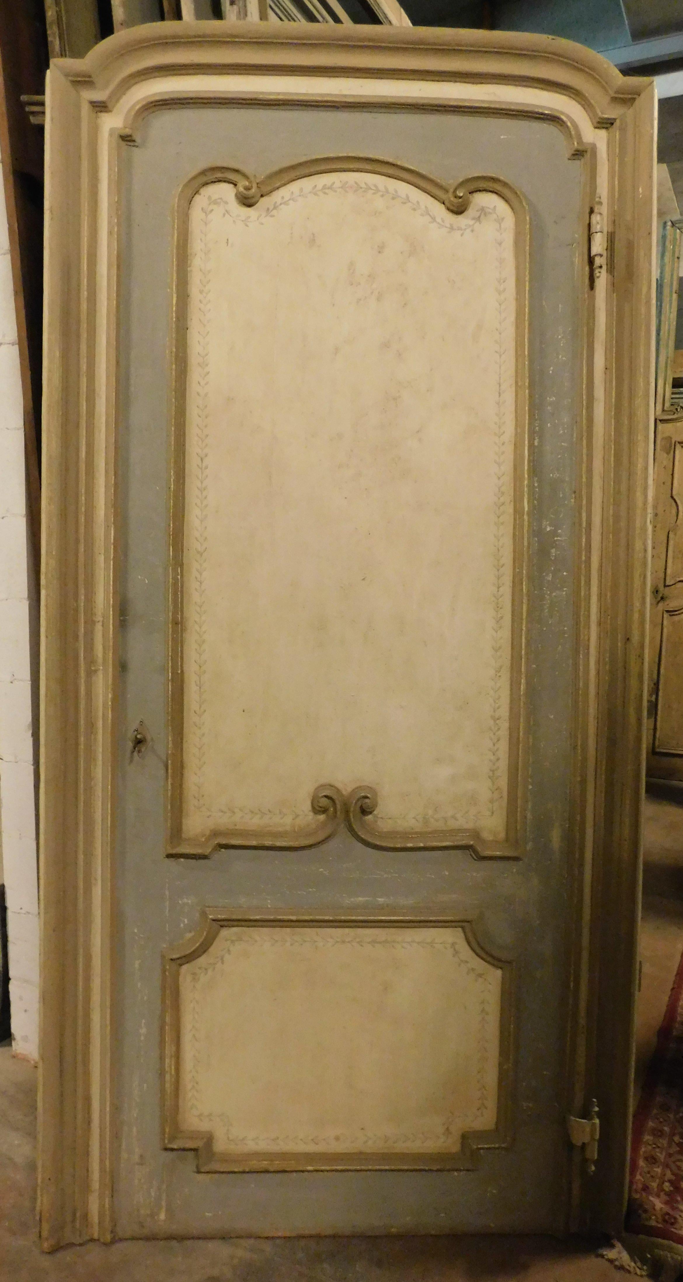 Baroque Door, Sculpted and Lacquered, Arched and Complete with Frame, '700 Italy In Good Condition For Sale In Cuneo, Italy (CN)