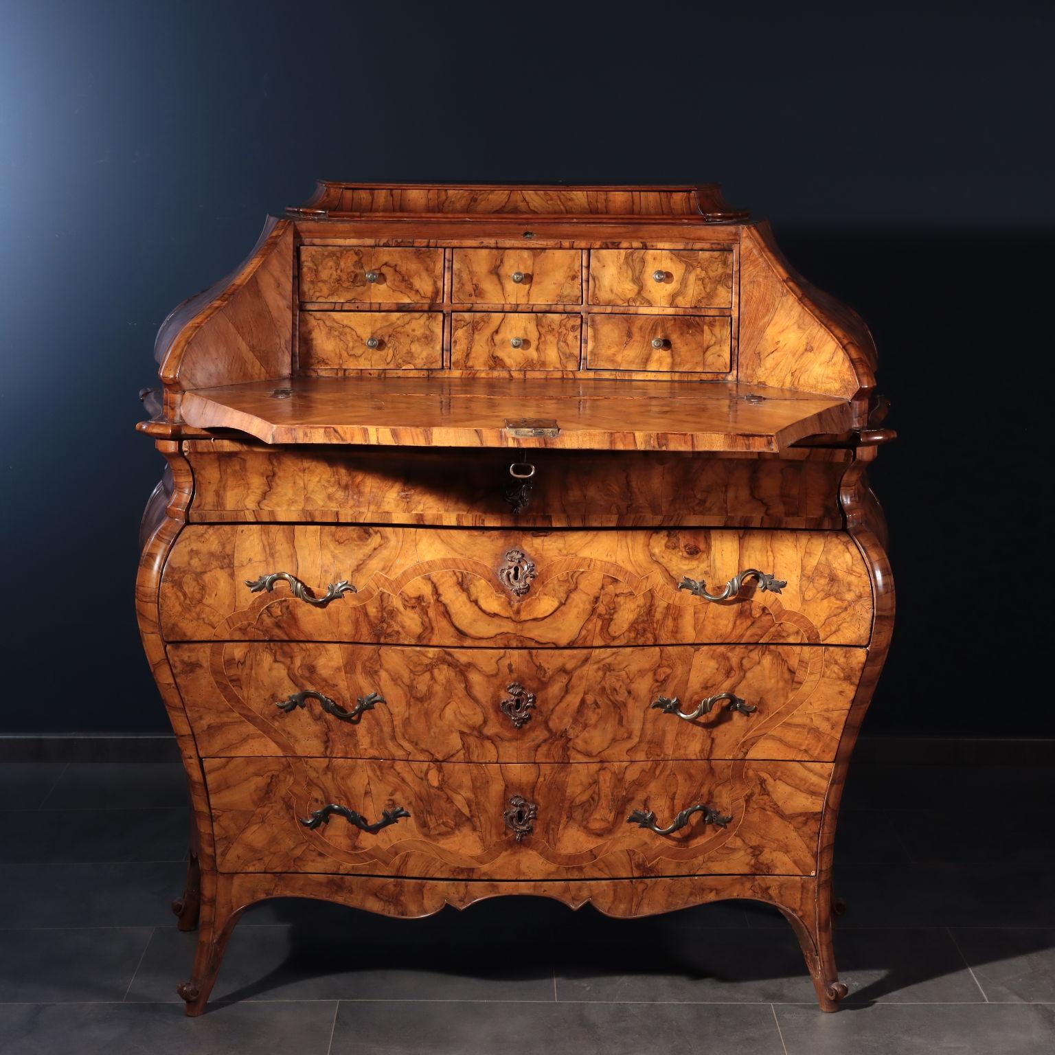 Baroque Drop Leaf Cabinet Walnut Italy 18th Century In Good Condition In Milano, IT