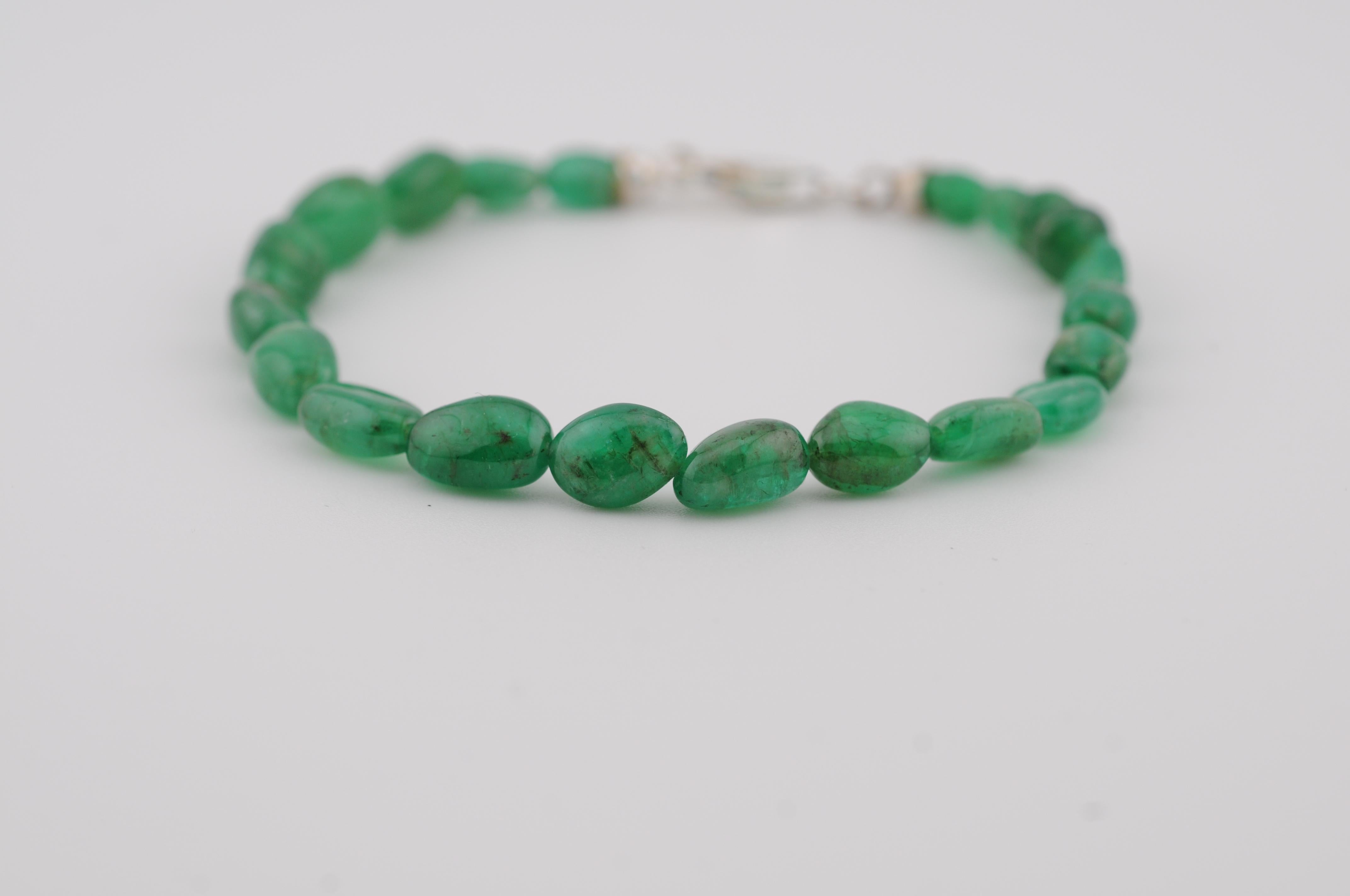Bracciale di smeraldi barocco - 21 smeraldi verdi (circa 48,5 carati)

Questo splendido bracciale presenta 21 smeraldi dal taglio barocco in una splendida tonalità di verde vibrante. Con un peso totale di circa 9,7 g (≈48,5 ct), il pezzo emana
