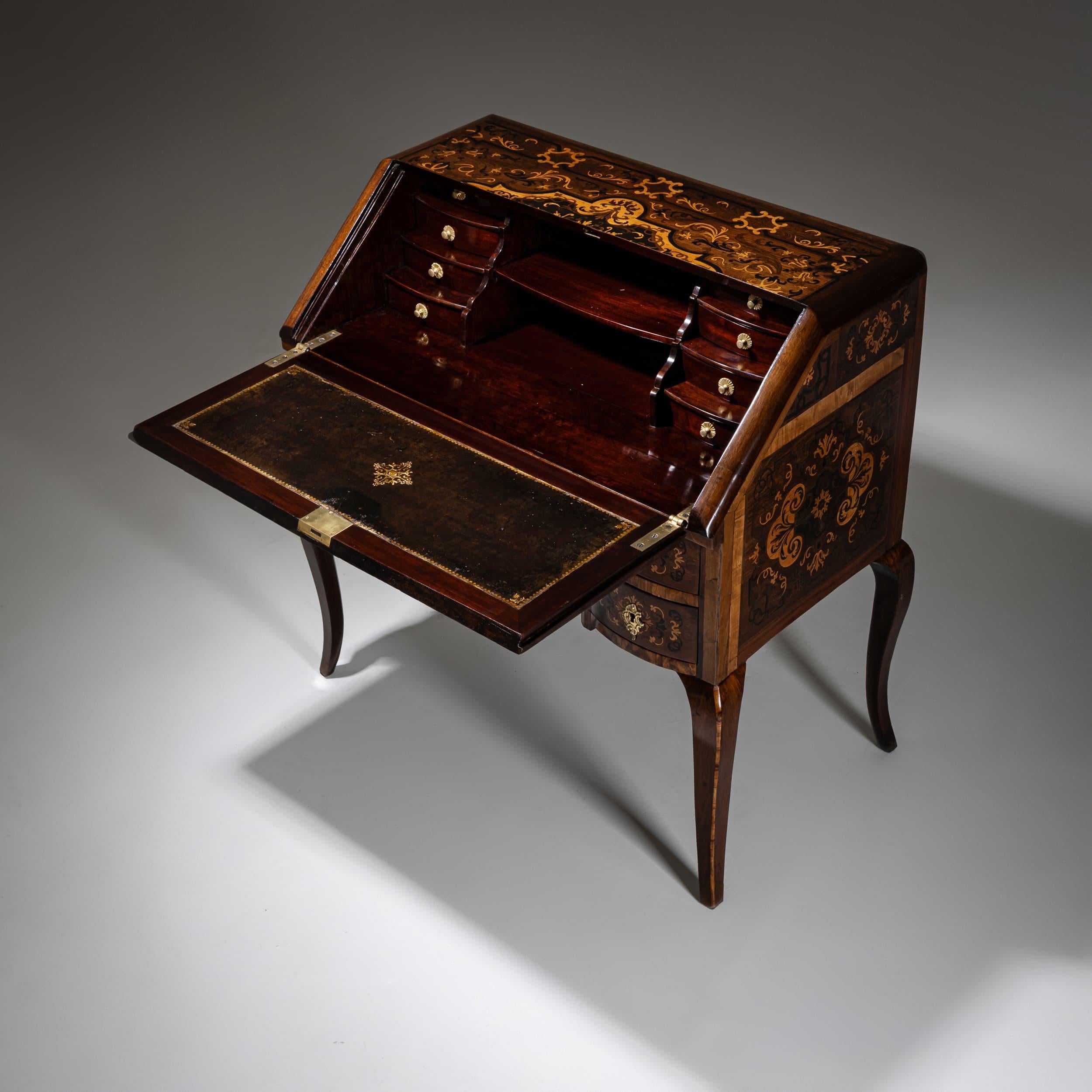 Secretaria barroca con superficie de marquetería, S. XVIII Barroco en venta