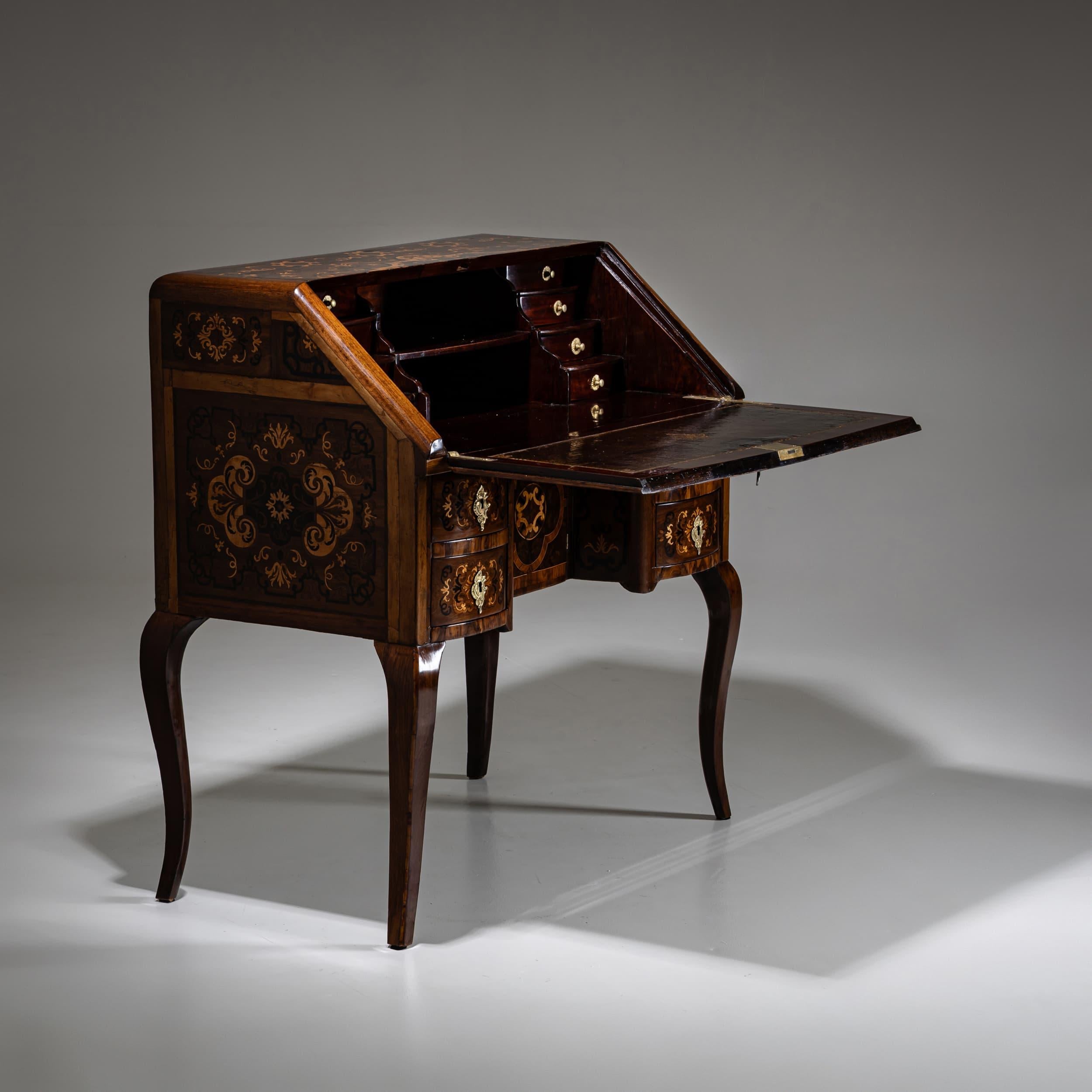 Secretaria barroca con superficie de marquetería, S. XVIII en venta 2