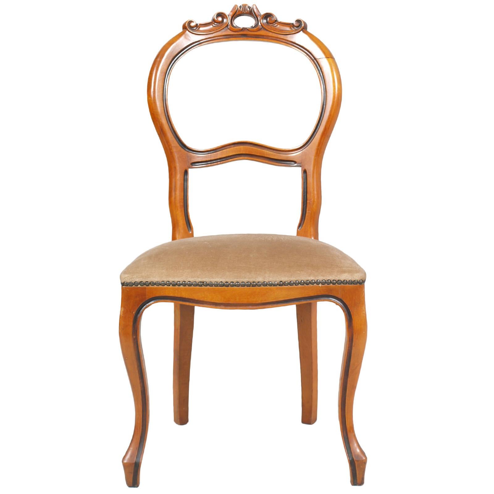 Sie können separat verkauft werden
Barocke Ferrarese Wurzelholz mit neoklassischen Referenzen , Art Decò Alter, Tisch mit sechs Stühlen des frühen zwanzigsten Jahrhunderts, in massivem blondem Nussbaum. Ovaler Tisch, mit handgeschnitzter Schürze und