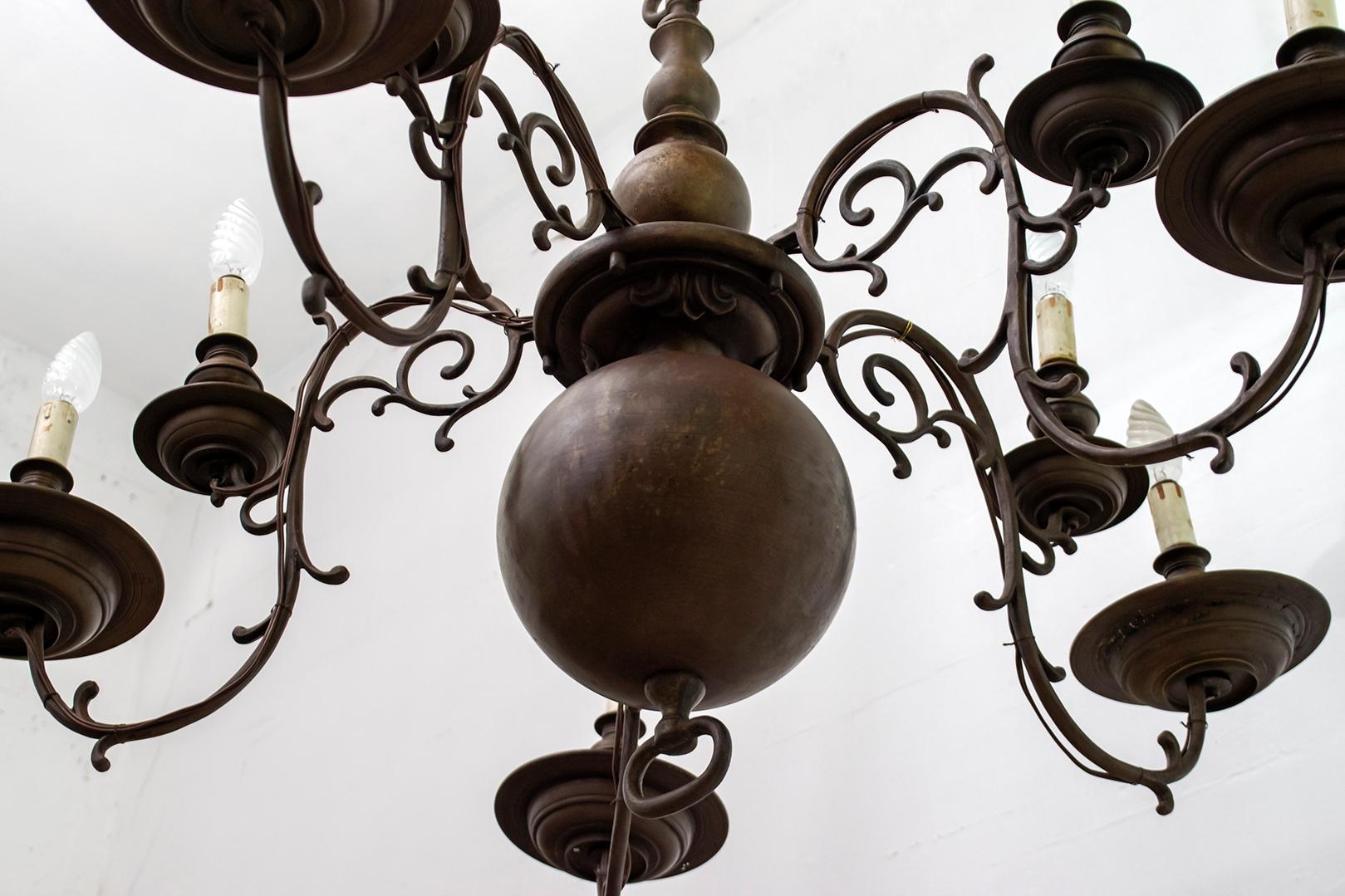 Baroque Five-Armed Italian Bronze Chandelier, 1700s In Good Condition For Sale In Puglia, Puglia