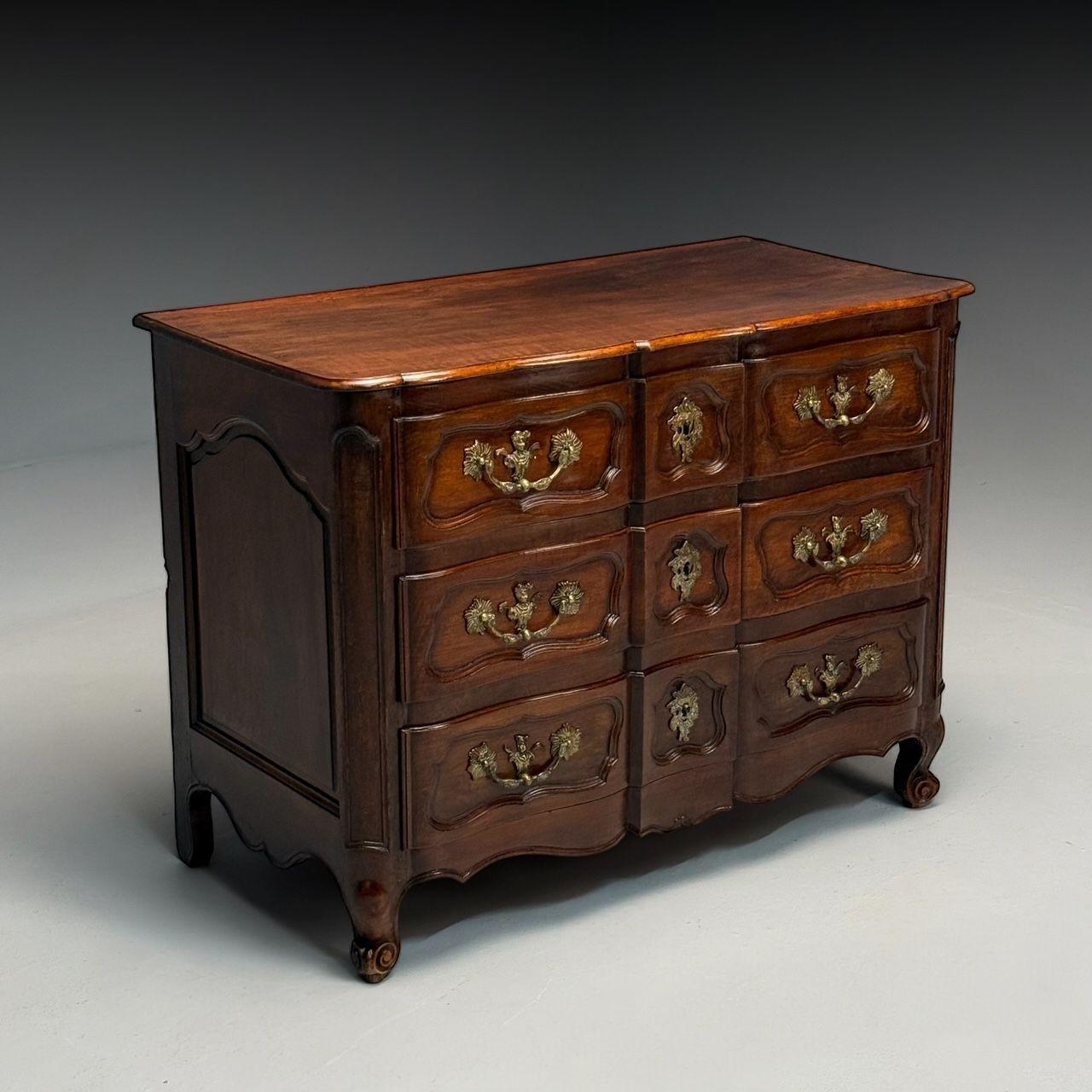 Commode, mobile o cassettone barocco della provincia francese, noce tinto, ottone patinato, Francia, XVIII secolo.

Questo mobile barocco francese Luigi XV è un bellissimo esempio di artigianato del XVIII e dell'inizio del XIX secolo. Realizzato in