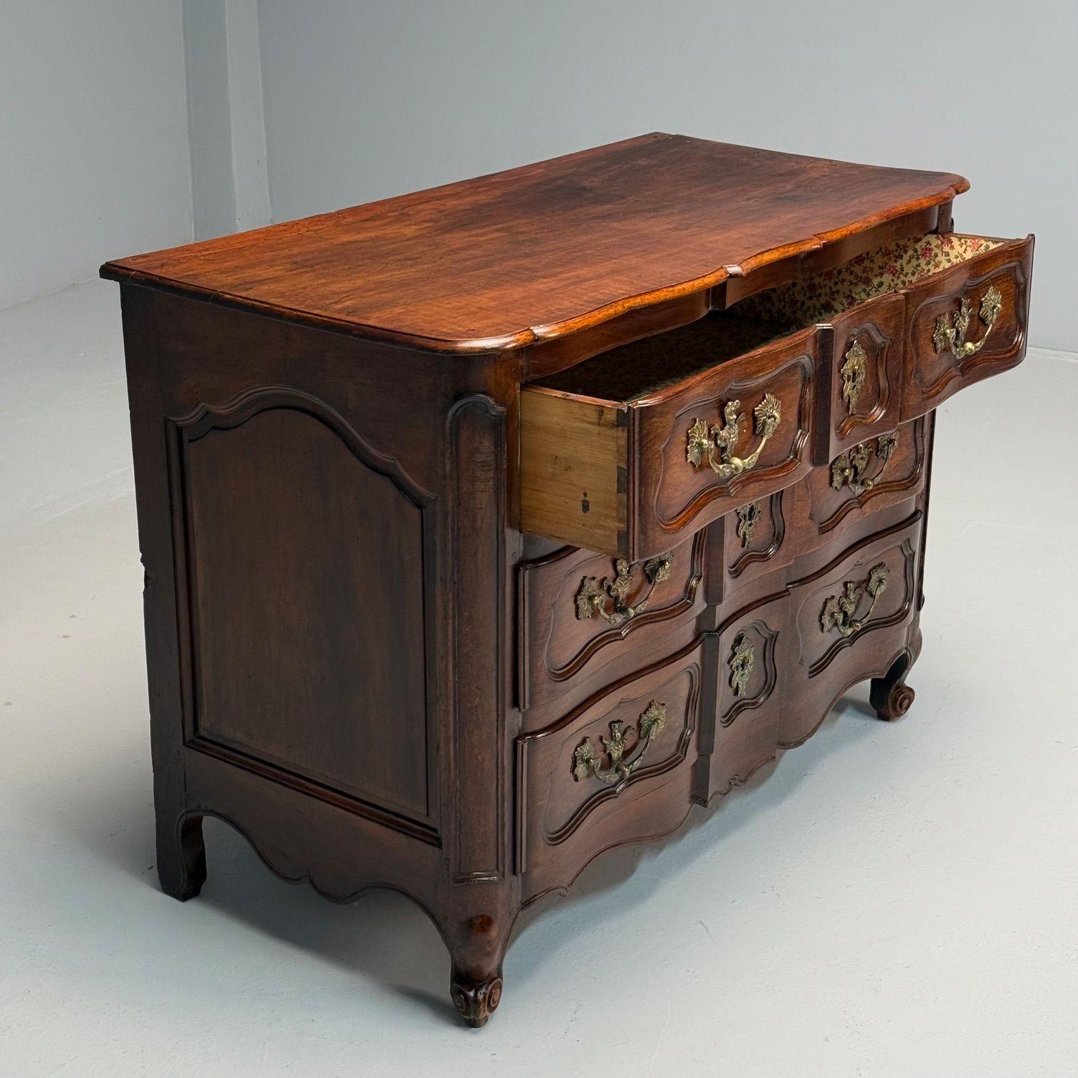 Cabinet provinciale francese Luigi XV, barocco, noce, ottone patinato, 18° C. In condizioni discrete in vendita a Manhasset, NY