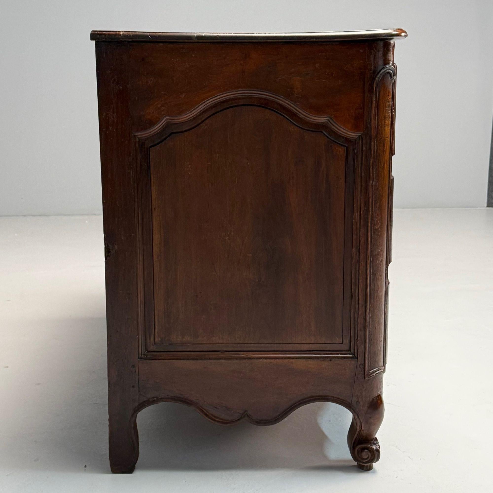 XVIII secolo Cabinet provinciale francese Luigi XV, barocco, noce, ottone patinato, 18° C. in vendita