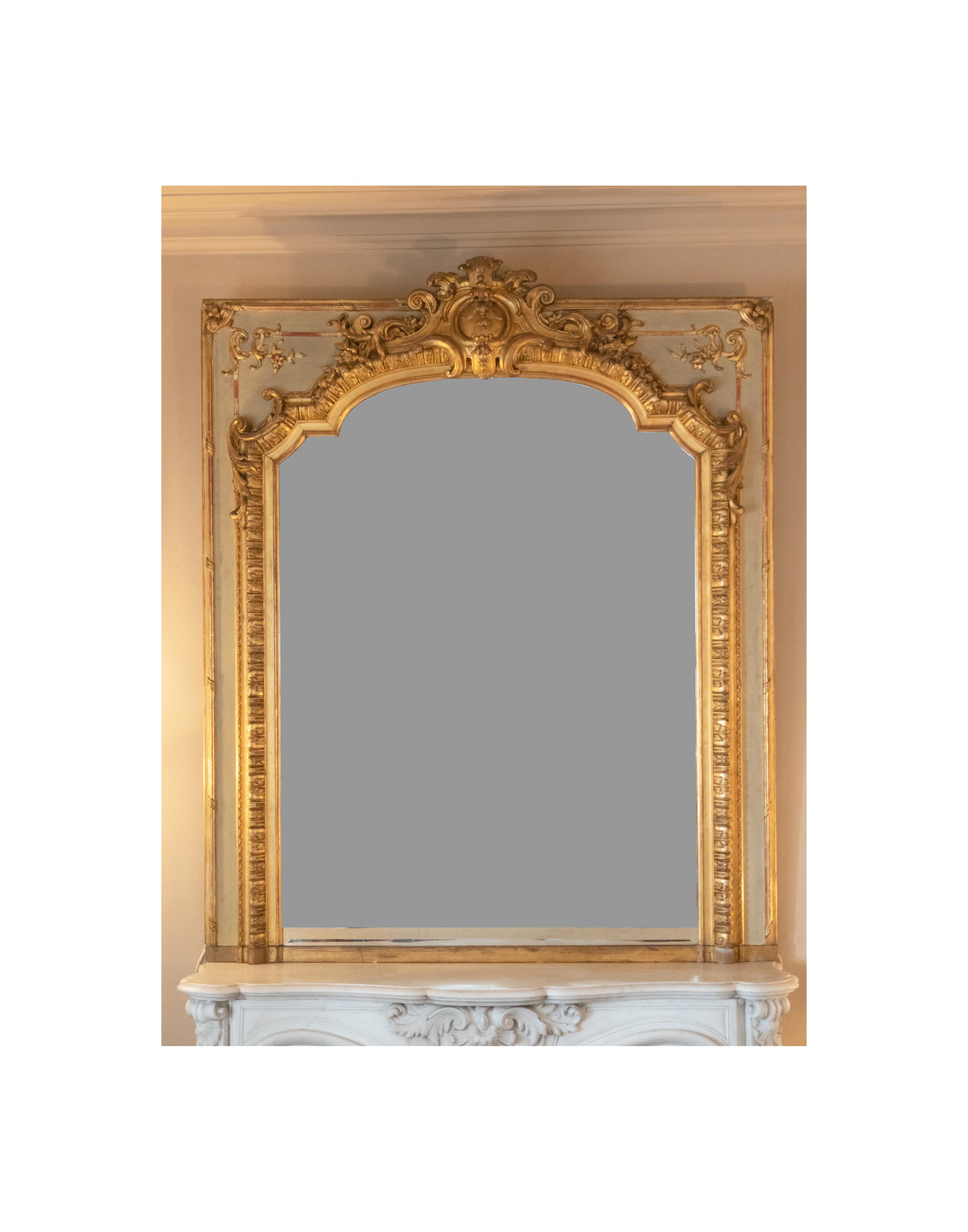 Magnifique miroir Trumeau du 19ème siècle peint et avec parcellisation dorée, miroir rectangulaire dans un cadre rectangulaire gris verdâtre et décoration en stuc à la feuille d'or, motifs rococo et reliefs tels que feuilles d'acanthe enroulées,