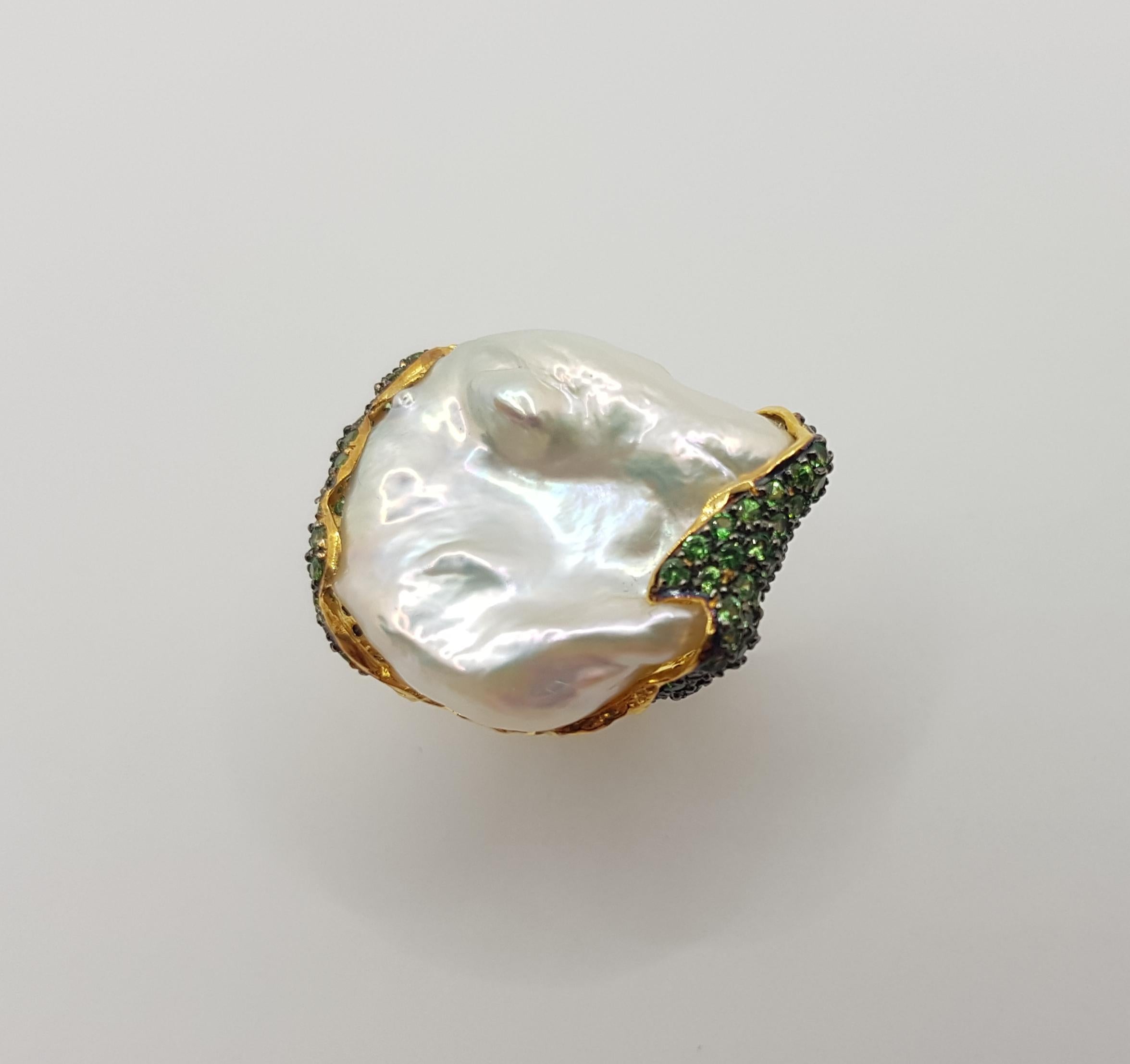 Baroque Fresh Water Pearl with Tsavorite Ring set in 18 Karat Gold Settings For Sale 5