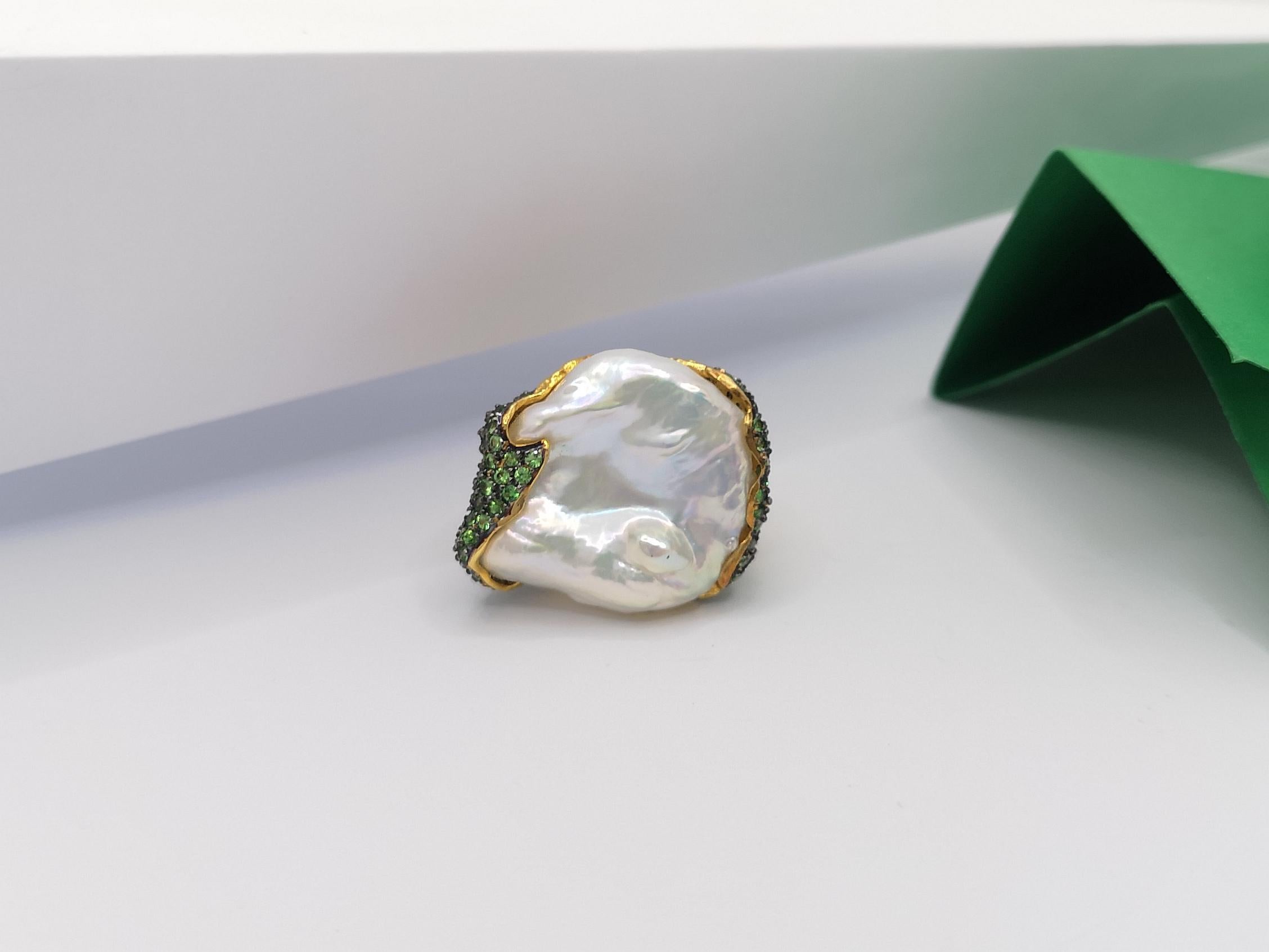 Baroque Fresh Water Pearl with Tsavorite Ring set in 18 Karat Gold Settings For Sale 6