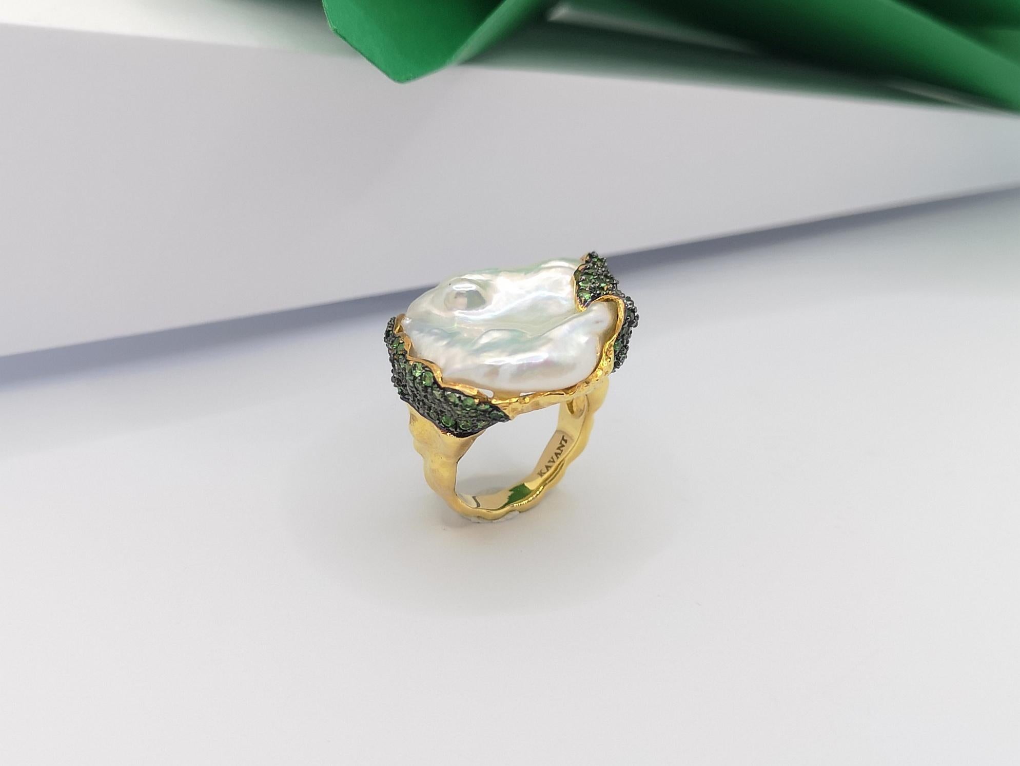 Baroque Fresh Water Pearl with Tsavorite Ring set in 18 Karat Gold Settings For Sale 9