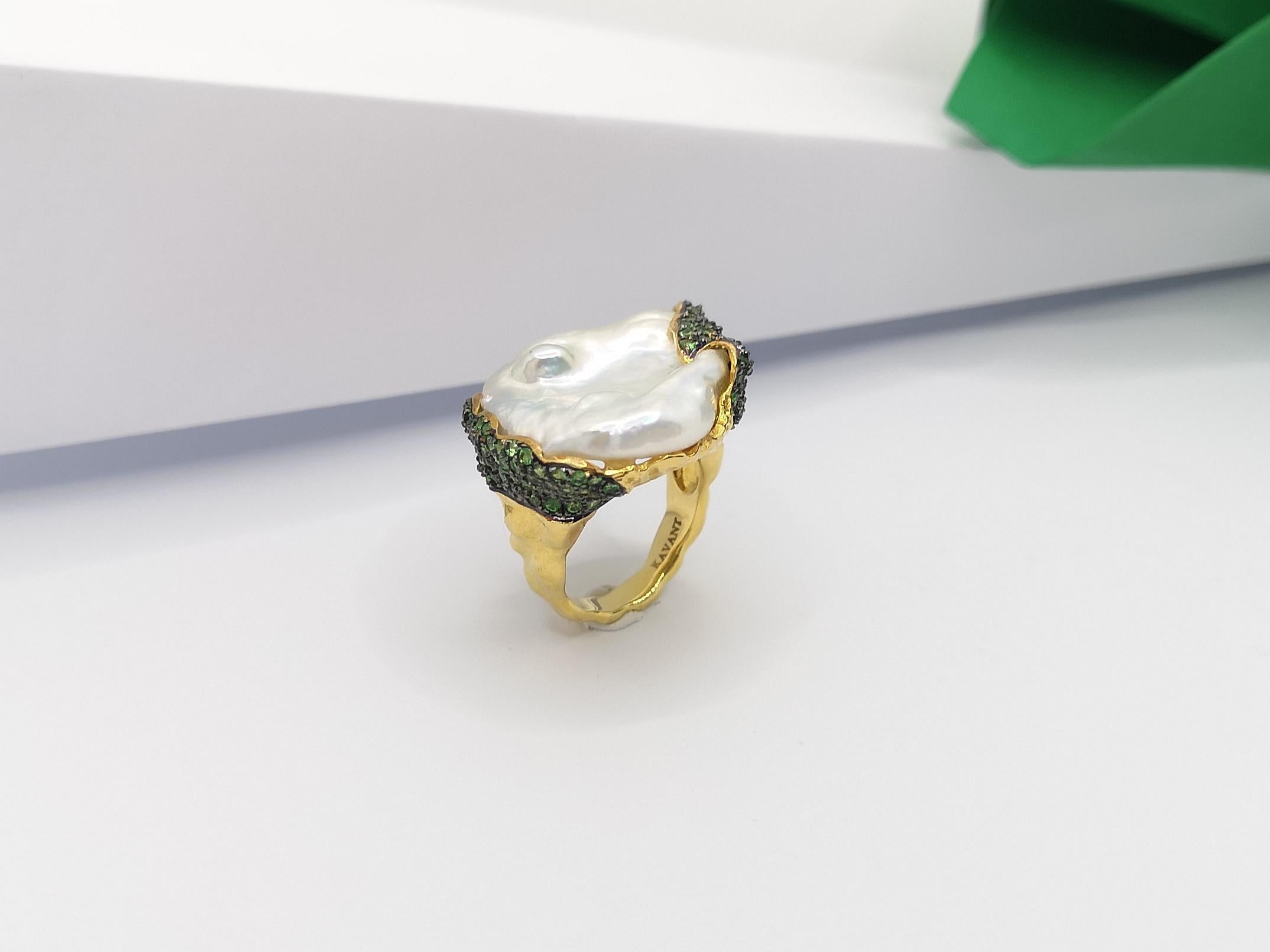 Baroque Fresh Water Pearl with Tsavorite Ring set in 18 Karat Gold Settings For Sale 10