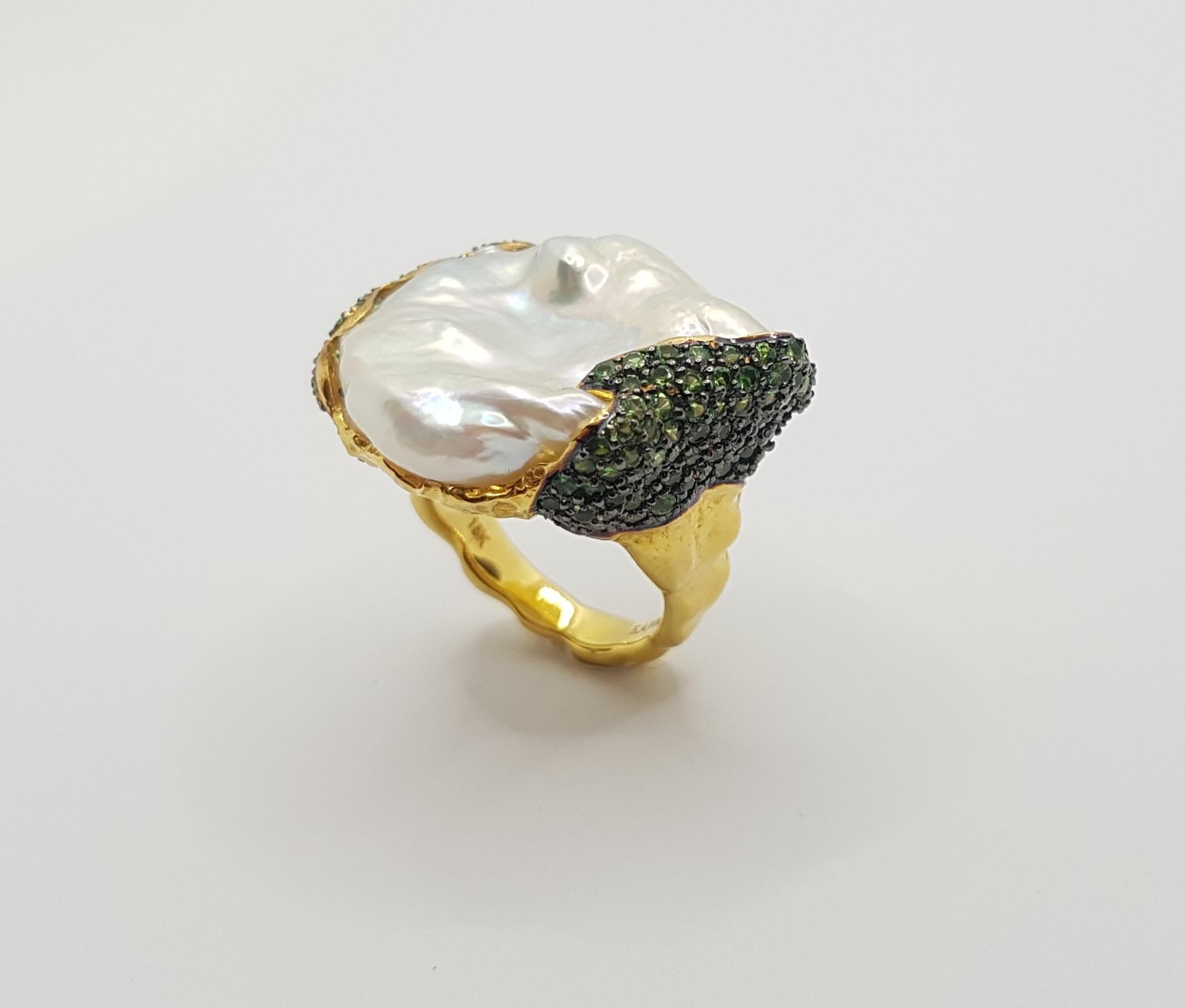 Baroque Fresh Water Pearl with Tsavorite Ring set in 18 Karat Gold Settings For Sale 3