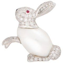 Broche lapin baroque en or 18 carats sertie de perles d'eau douce et de diamants