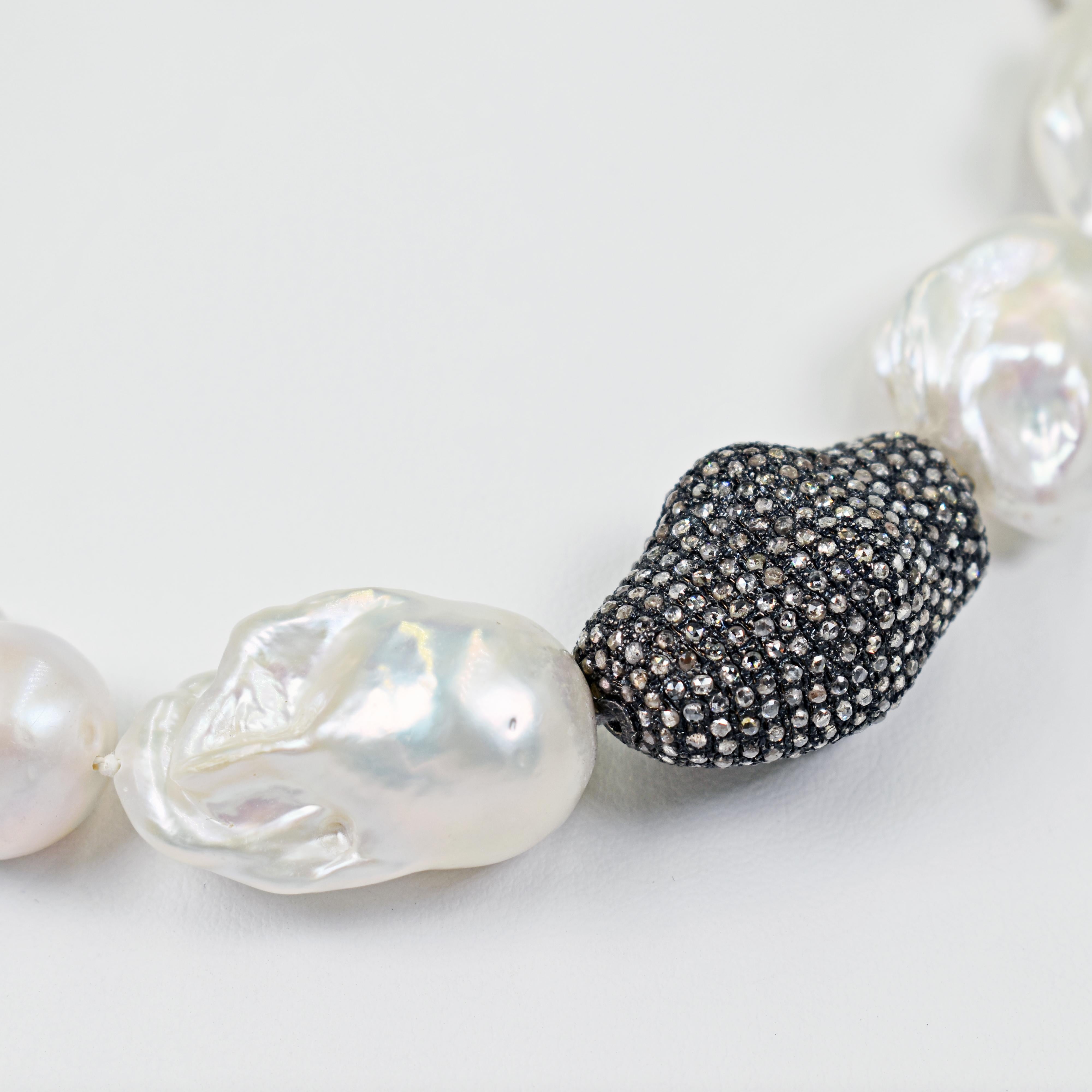 Perle barocche d'acqua dolce con pavé di diamanti bianchi e marroni e chiusura in argento sterling ossidato. Le perle barocche hanno dimensioni comprese tra 25 e 35 mm. La collana di perle misura 18 pollici di lunghezza. Un tocco contemporaneo e