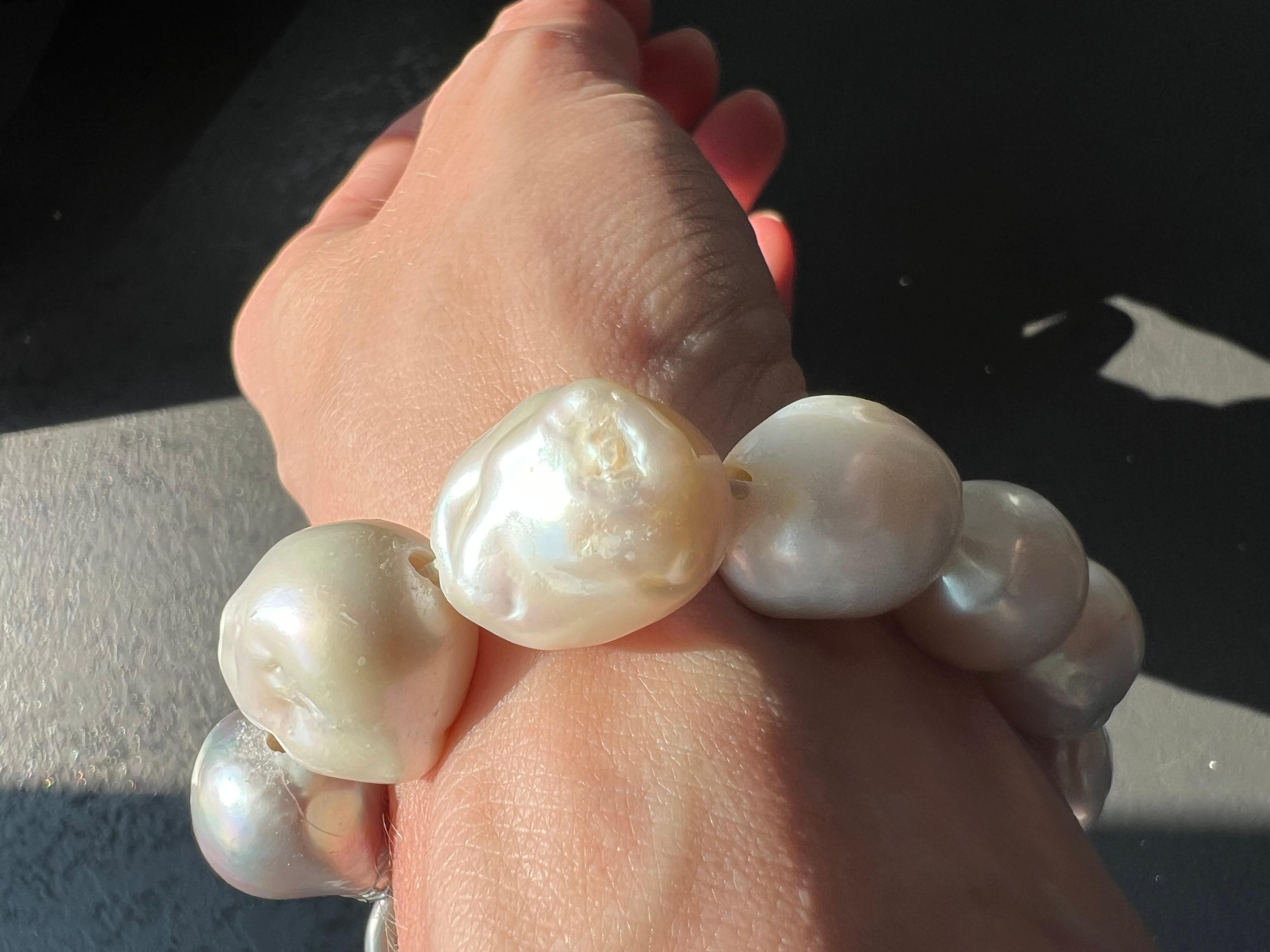 Un bracciale audace con grandi perle barocche d'acqua dolce. 

Colore delle perle: bianco crema e grigio argento.

Il bracciale scivola facilmente sul polso. Ha un elastico e scivola sul polso. 

Si tratta di un bellissimo bracciale per tutti i