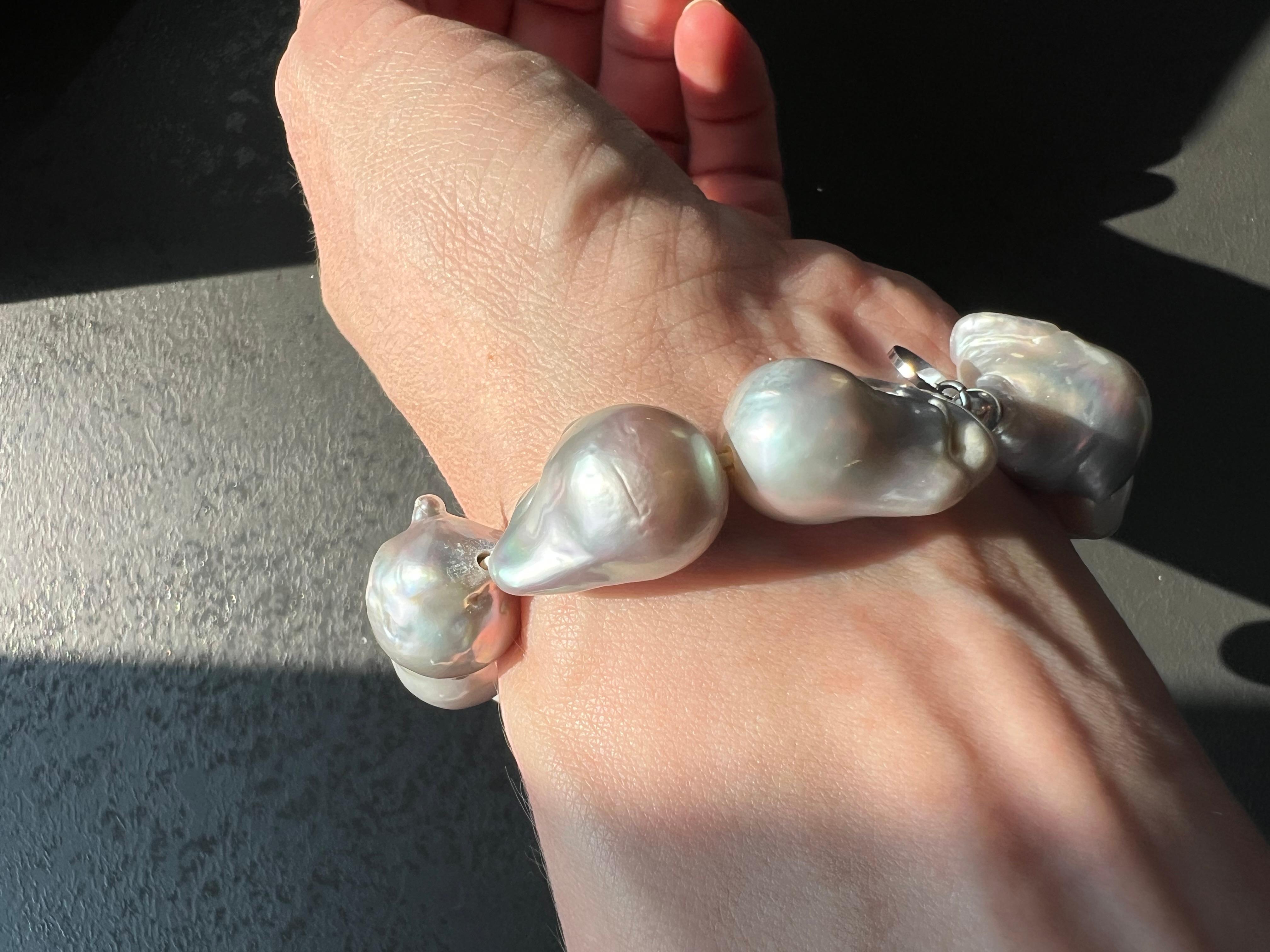 Bracciale barocco di perle d'acqua dolce - Perle bianche e grigie in vendita 1